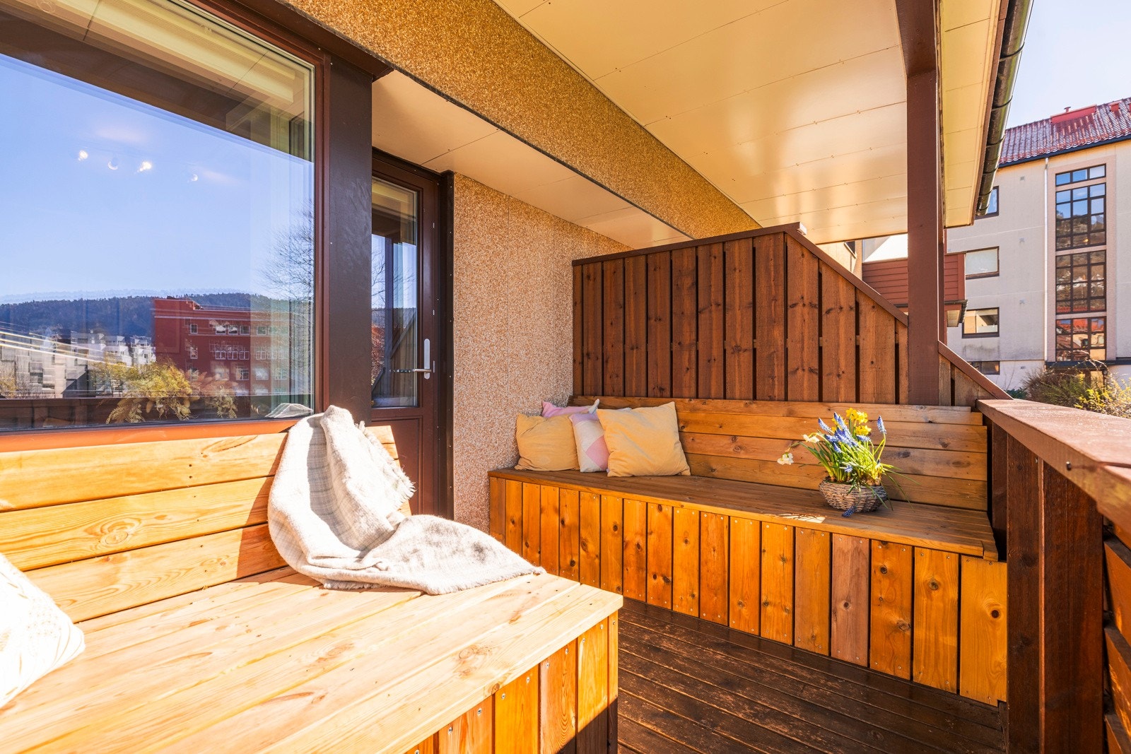 Balkongen har plassbygd sittegruppe, meget praktisk Galleribilde