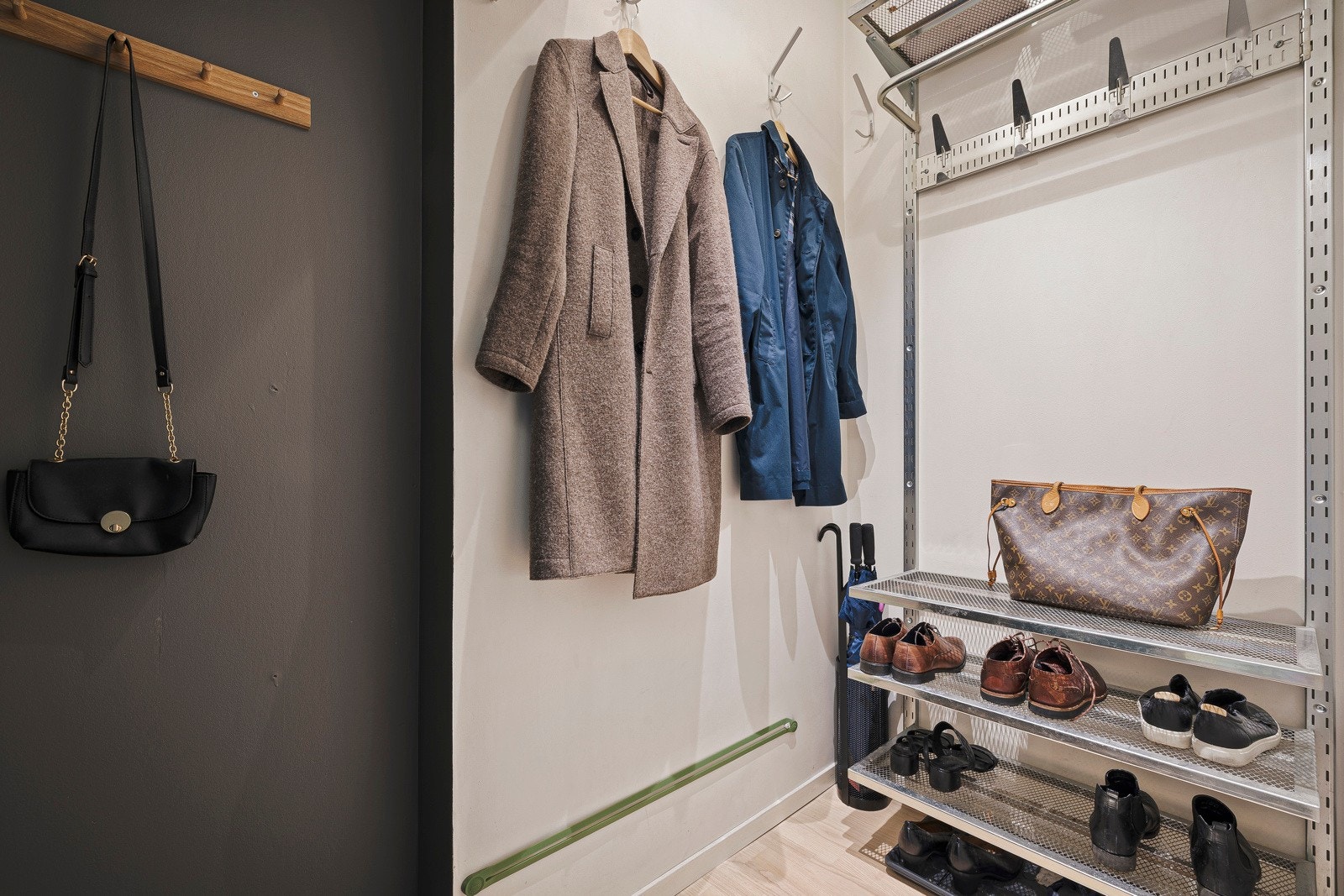 Ved entréen er det stor nisje for garderobe, som skjules på delikat vis med skyvedør Galleribilde