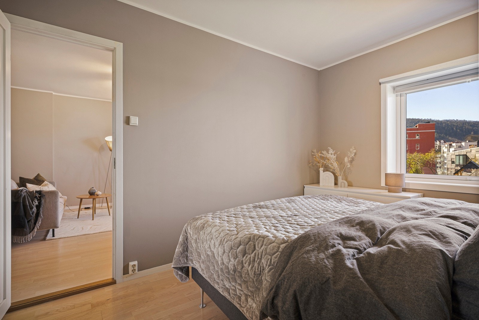 Soverommet vender mot et stort friområde slik at du kan sove med vinduet åpent, uten å merke noe til den sentrale beliggenheten Galleribilde