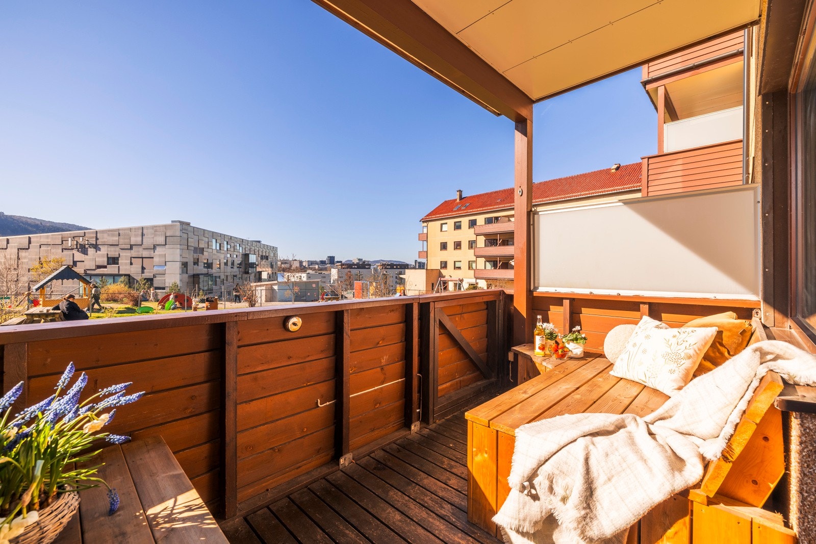 Fra balkongen er det port ut på plenen - Perfekt om du har barn, eller bare vil ligge langstrakt på plenen en varm sommerdag Galleribilde