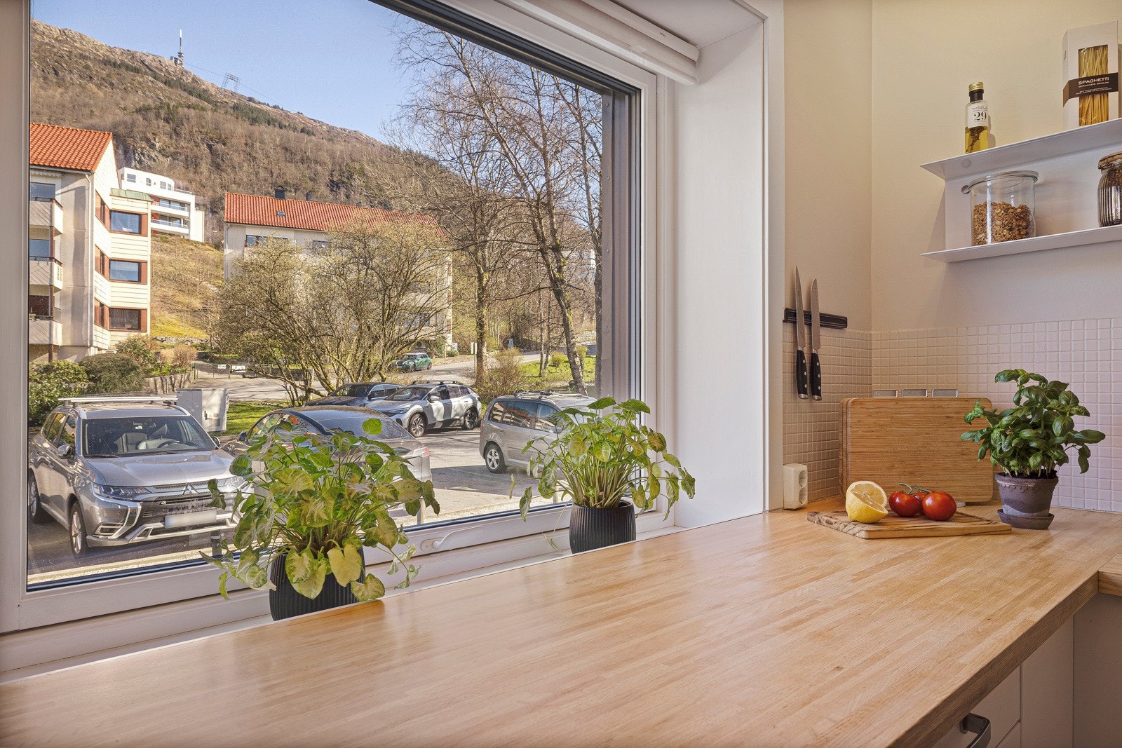 Med gate uten gjennomganstrafikk er det lite som skjer på denne siden av bygningen også Galleribilde