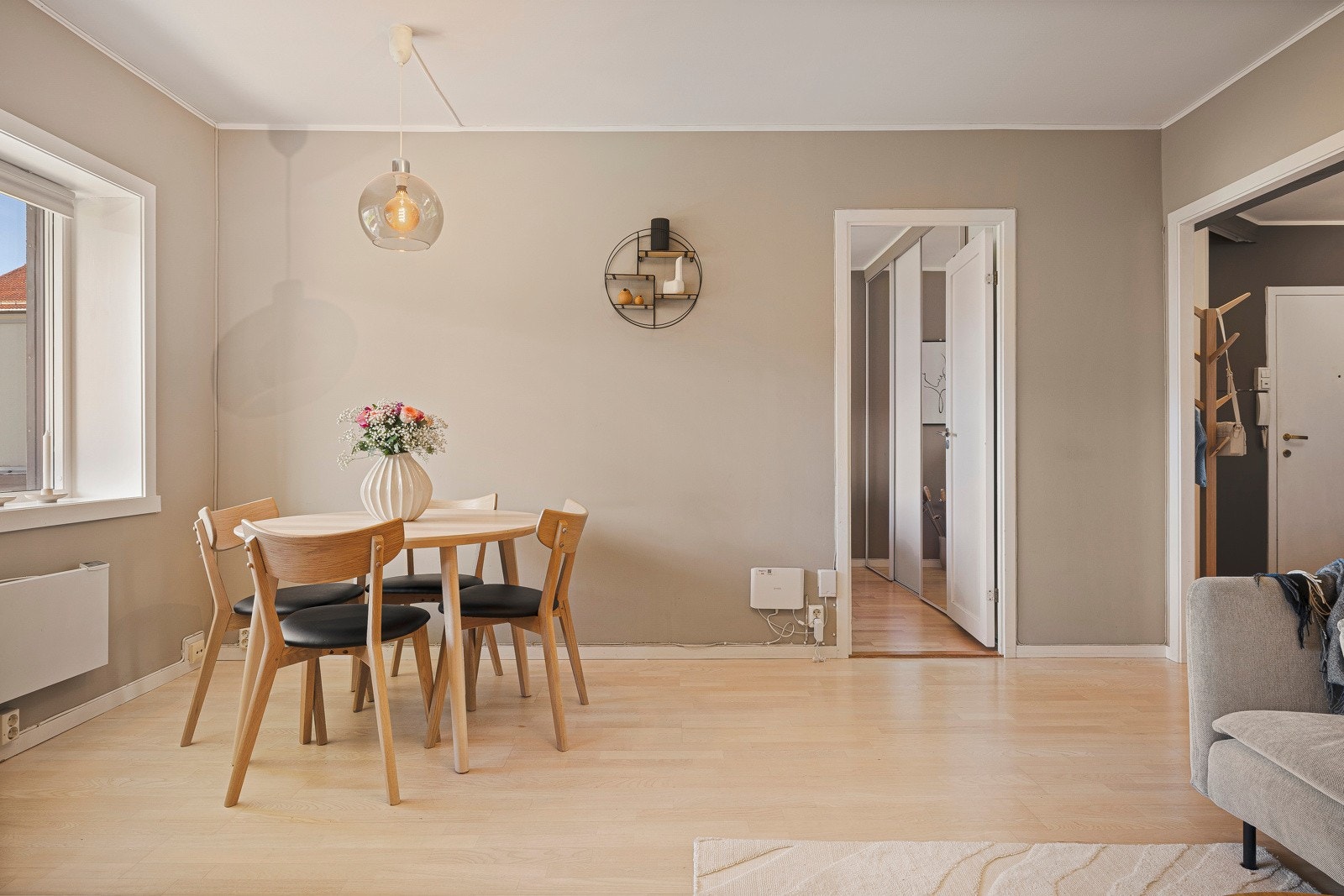 God plass til spisebord i stuen Galleribilde