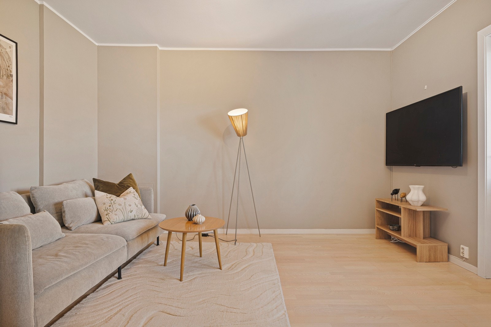 Stuen har god plass til salong Galleribilde