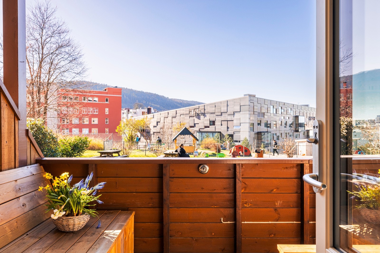 Fra stuen er det utgang til stor balkong med gode solforhold og svært fredelige omgivelser Galleribilde