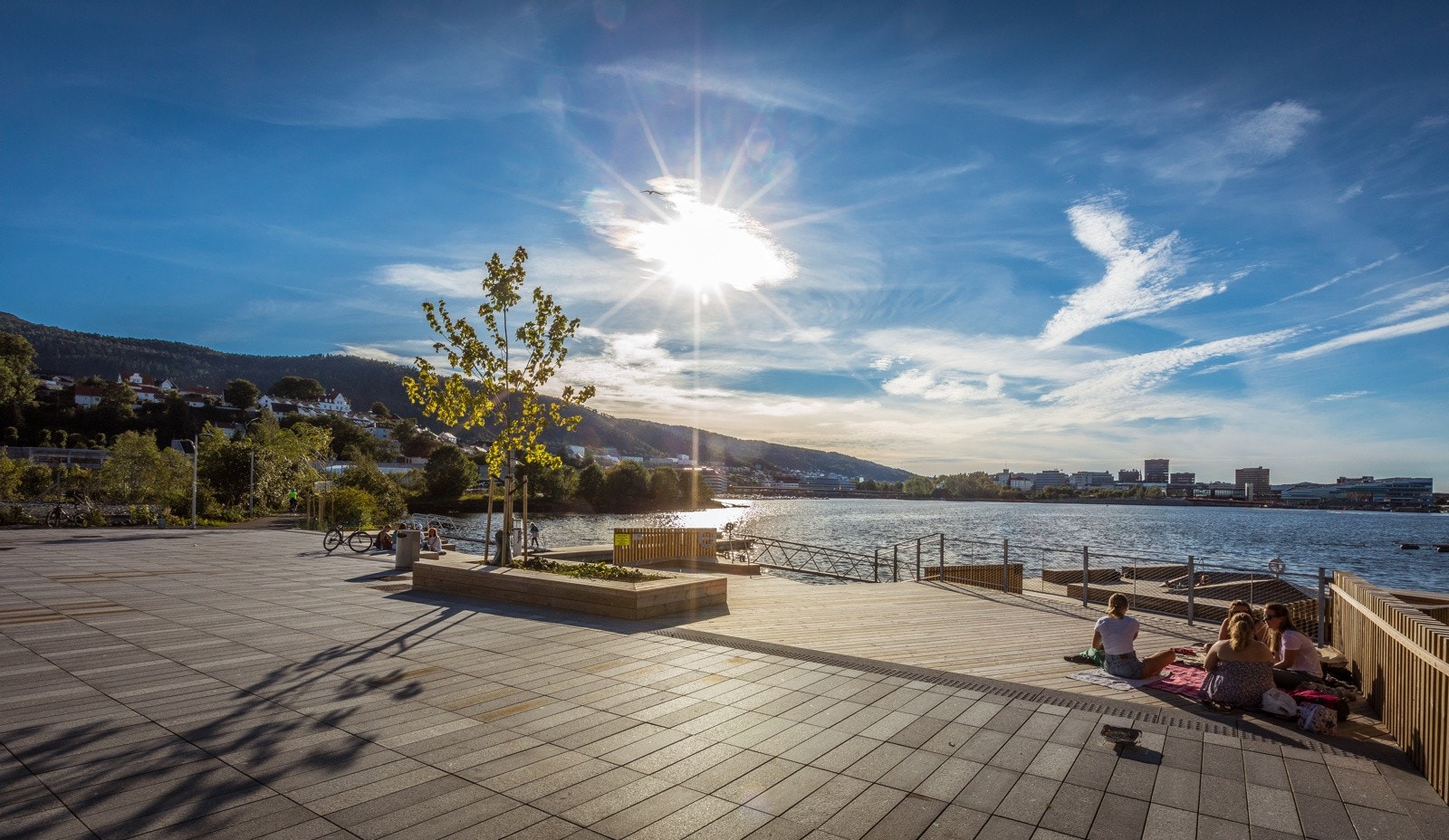 Rett utenfor døren finner du både nydelig badeplass og fin tursti rundt Store Lungegårdsvannet Galleribilde