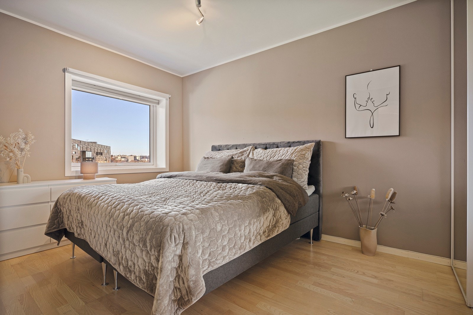 Romslig hovedsoverom på 12,8 kvm Galleribilde