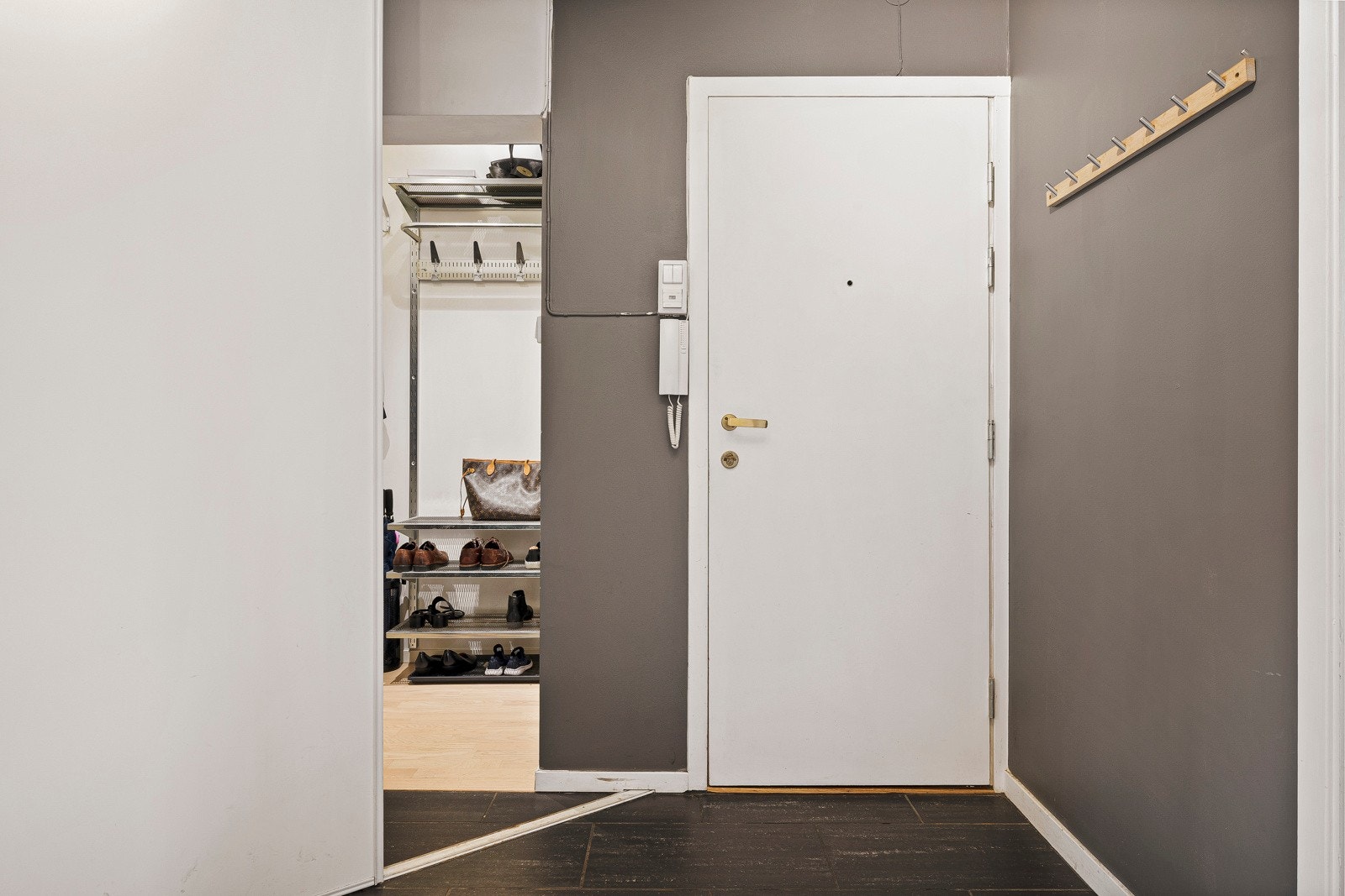 Entréen har flislagt gulv med varmekabler, perfekt når du kommer inn med våte sko Galleribilde