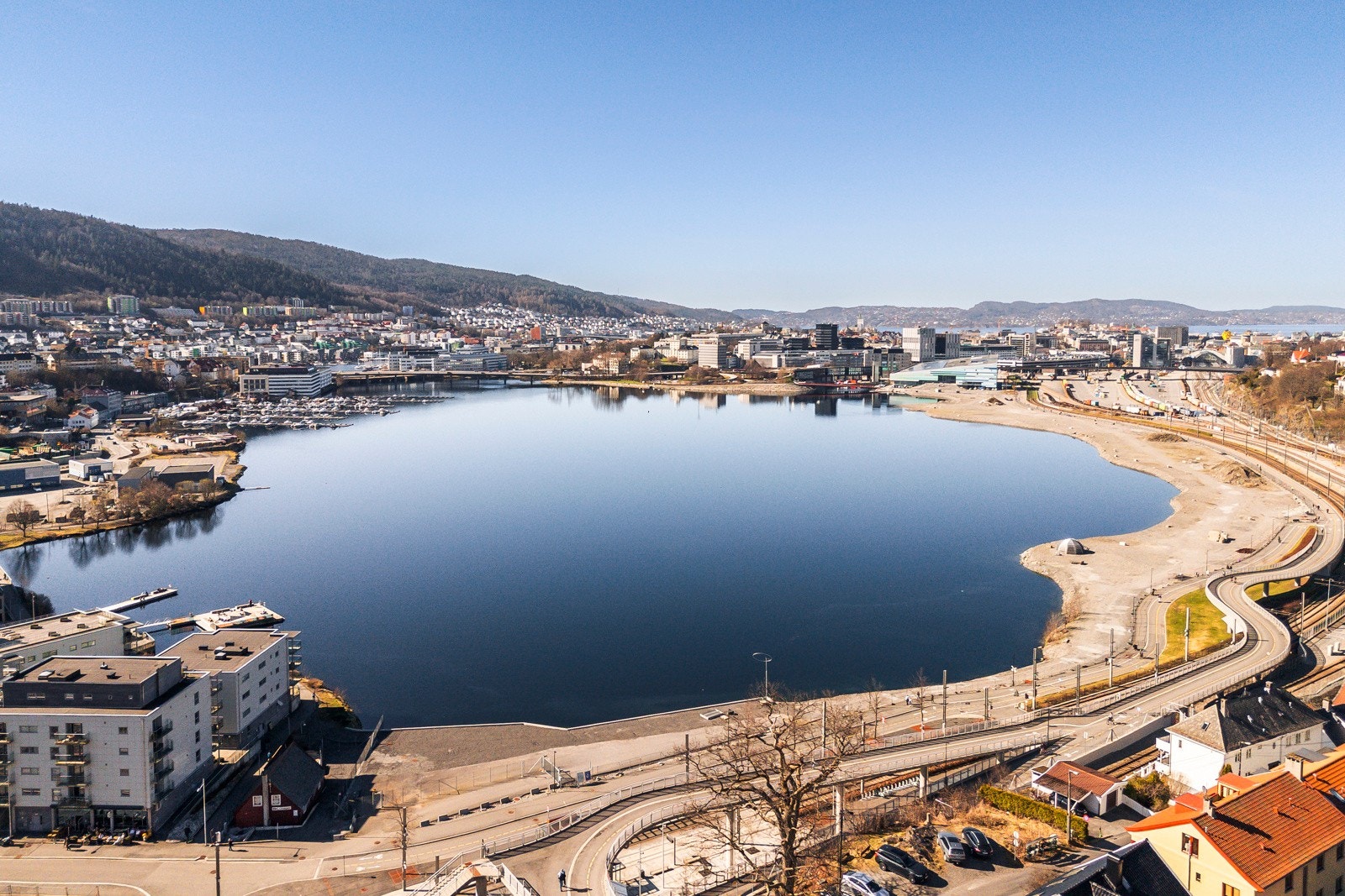 Det er kort gangavstand til sentrum via gang- og sykkelstien rundt Store Lungegårdsvannet Galleribilde
