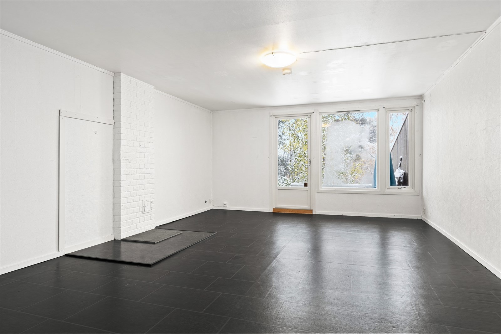 Stue i kjeller med utgang til veranda. Galleribilde