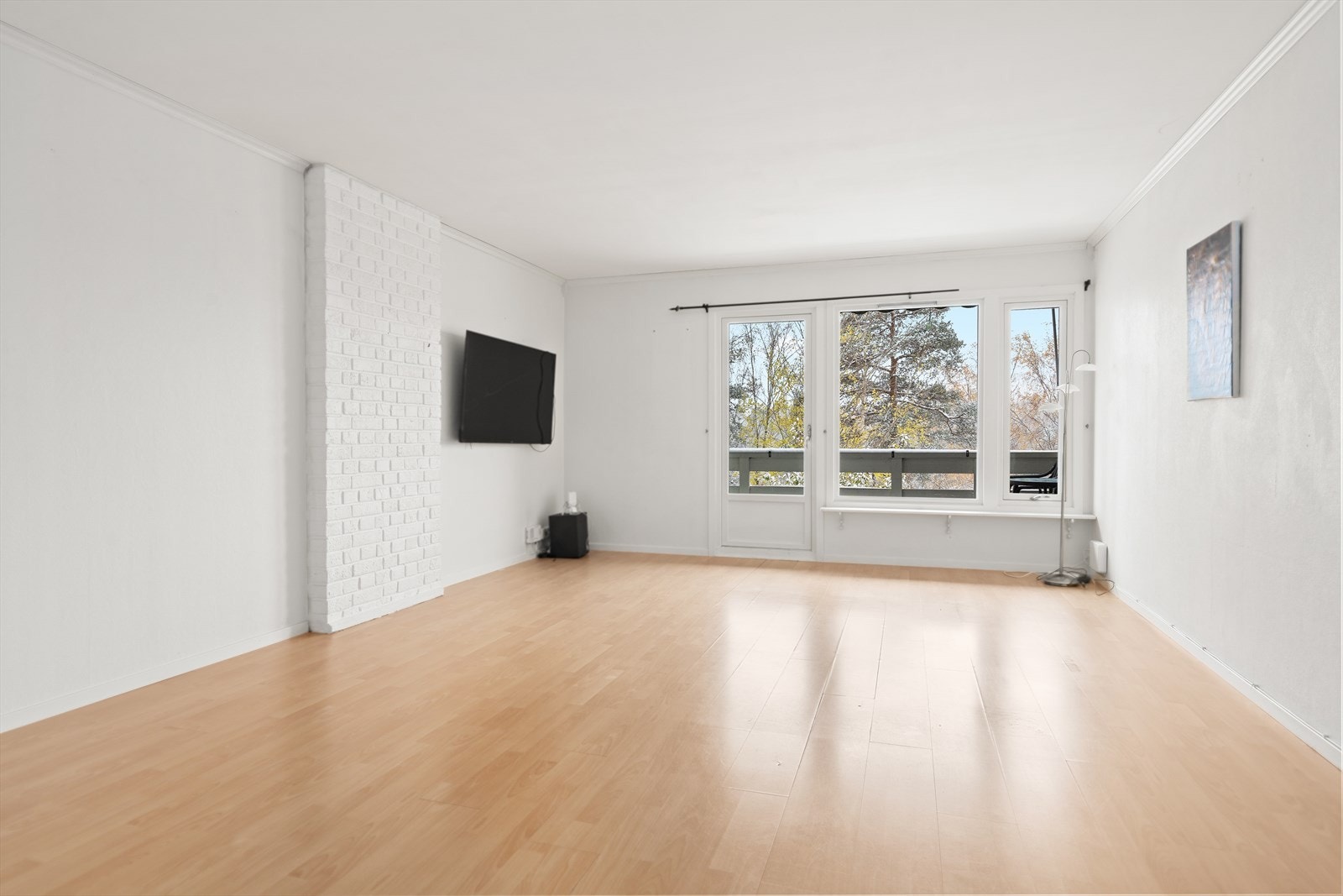 Lys 1. etasje med vindfang, kjøkken, trapperom og stue. Galleribilde