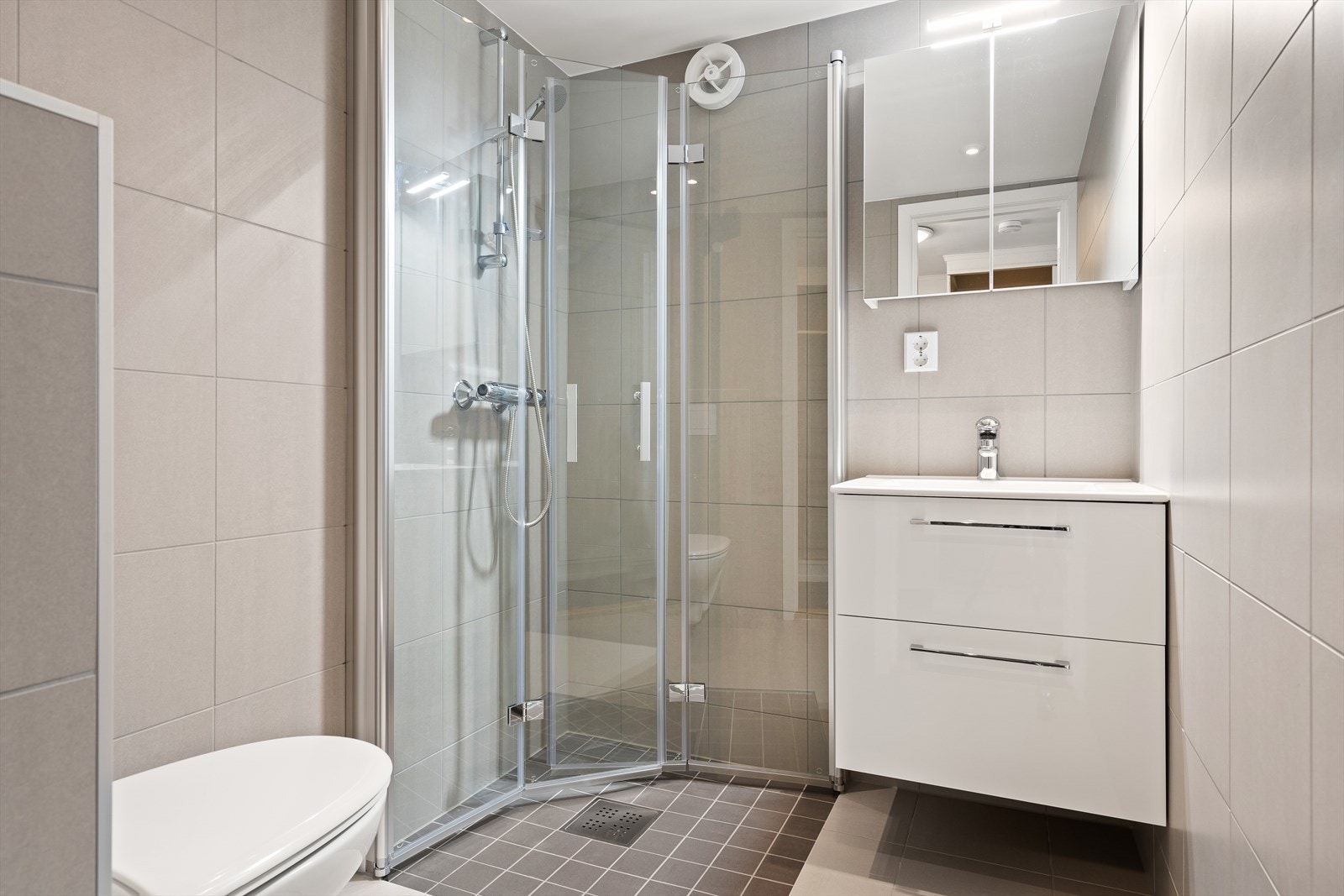 Badet i 2. etasje er også nytt. Fleksible dusjdører sparer plass i rommet. Galleribilde