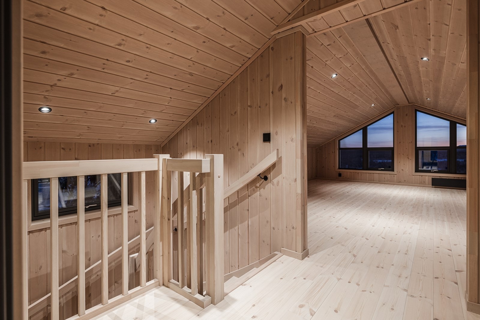 Svært praktisk hemsrom med mulighet for sofagruppe. Her kan barna trekke seg tilbake og leike fritt. Galleribilde