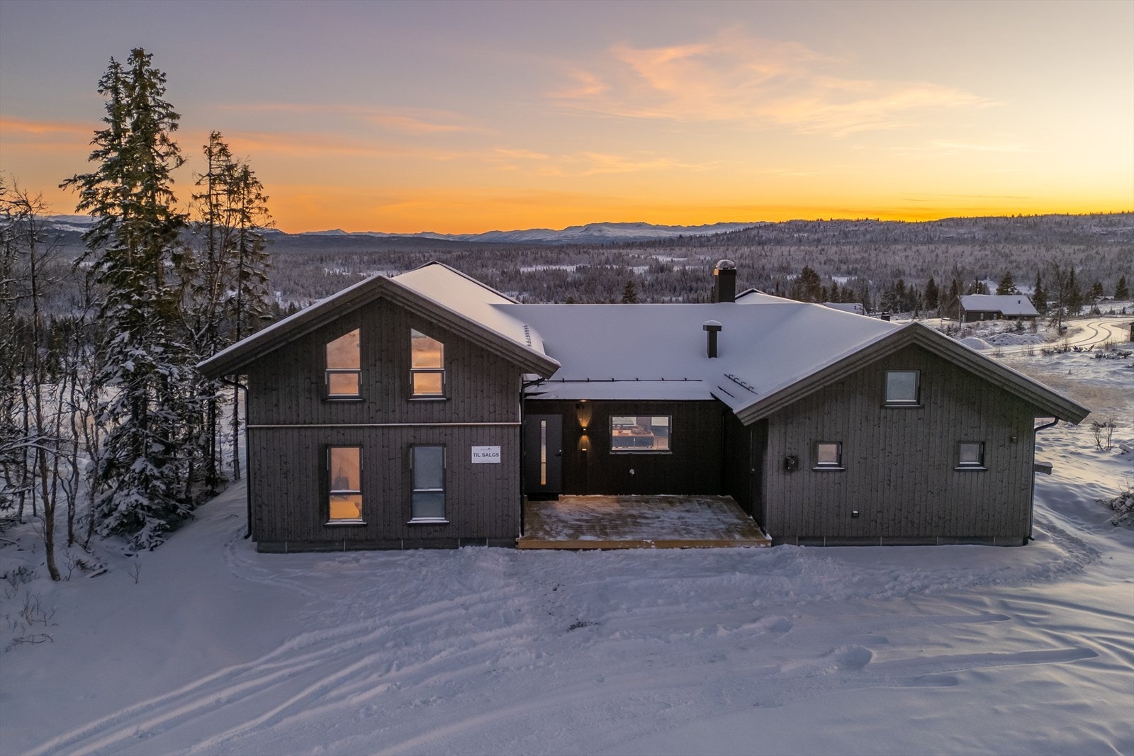 Hytta ligger perfekt vendt i terrenget. Rett mot sør gir sol hele dagen sommer som vinter Galleribilde