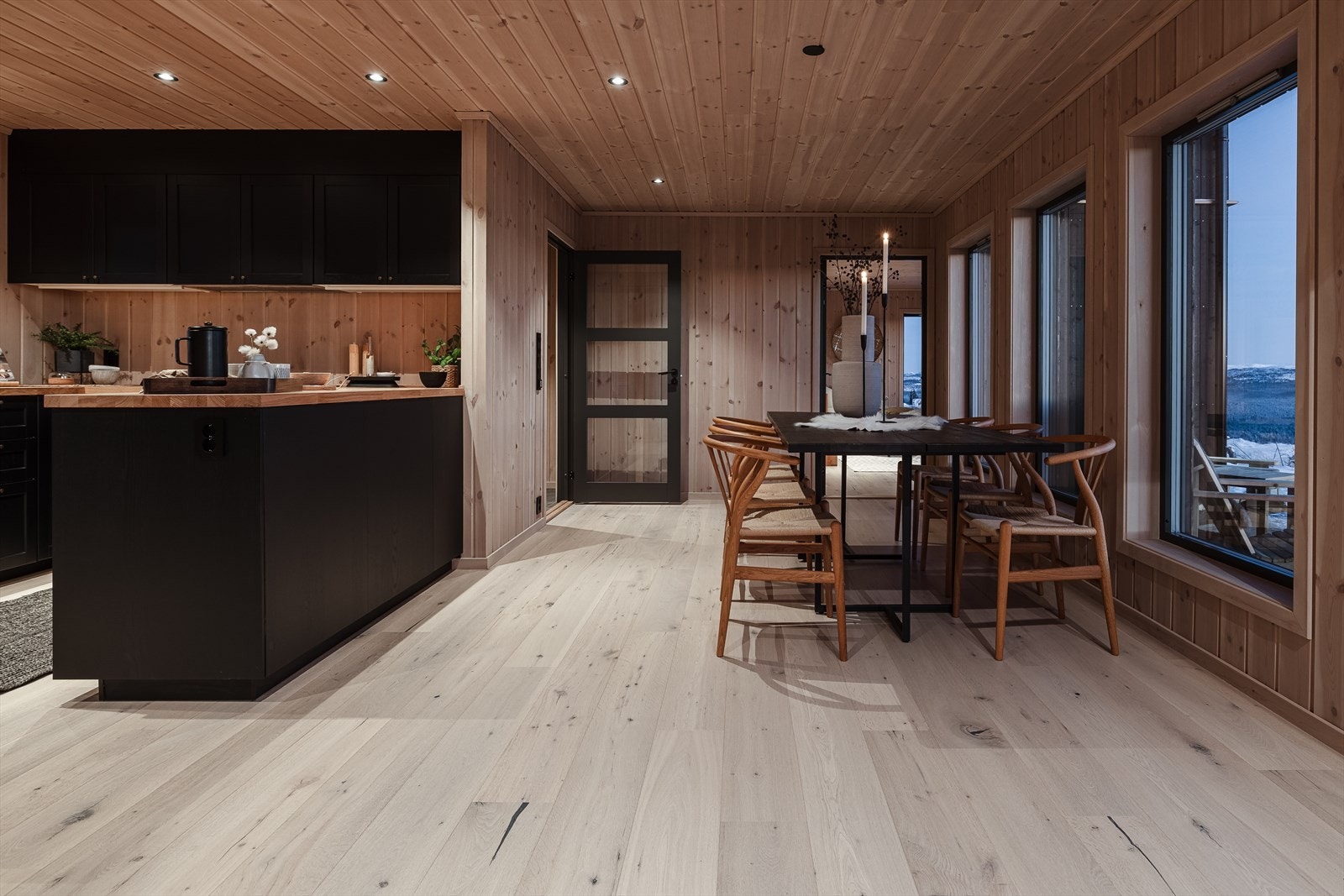 Raust kjøkken med mye skap- og benkeplass. Smart benkeplass mot spisestuen for servering Galleribilde