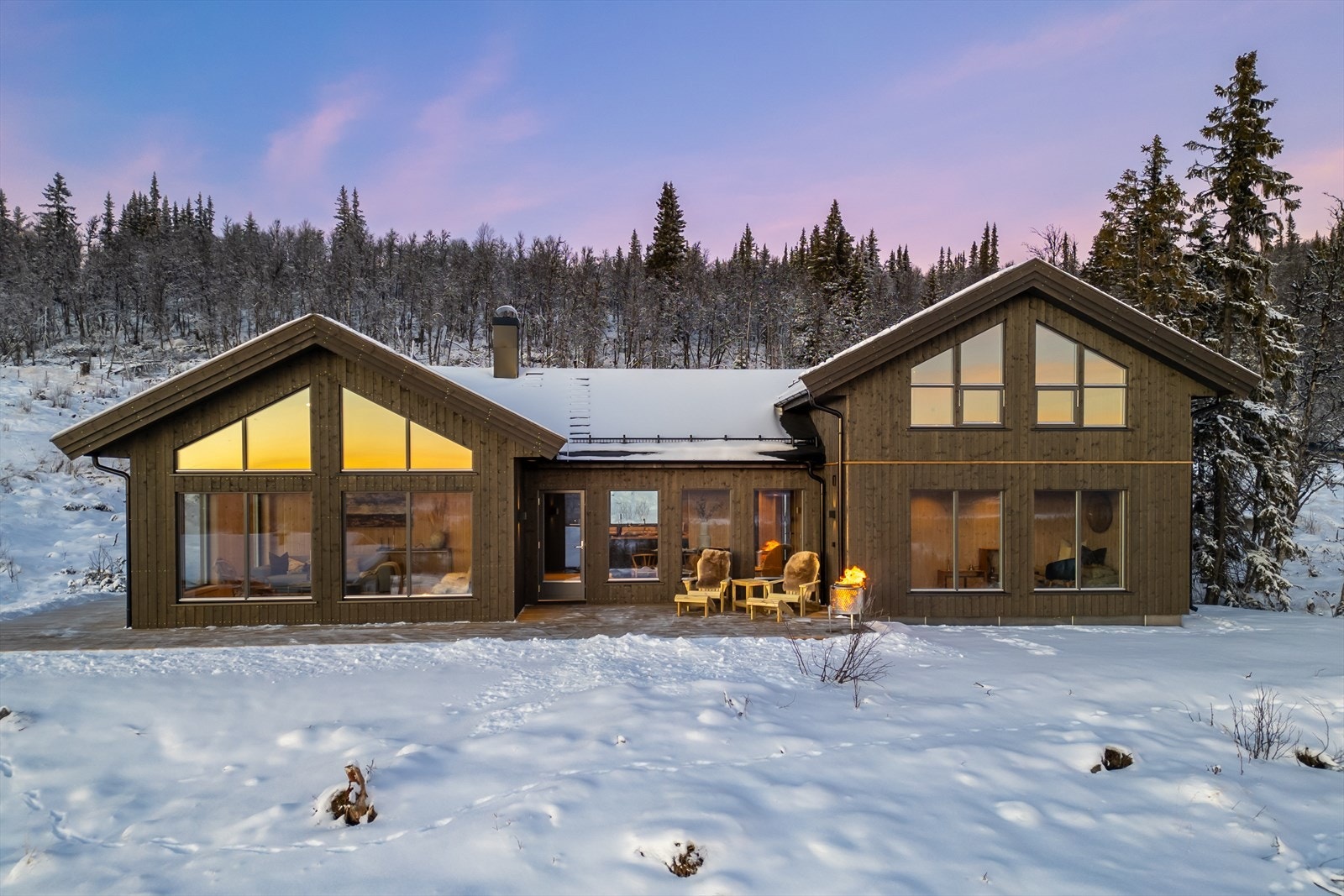 Hytta har en svært attraktiv beliggenhet innerst i endevei - Her har du panoramautsikt mot fjella i sør og svært god lys- og solforhold Galleribilde