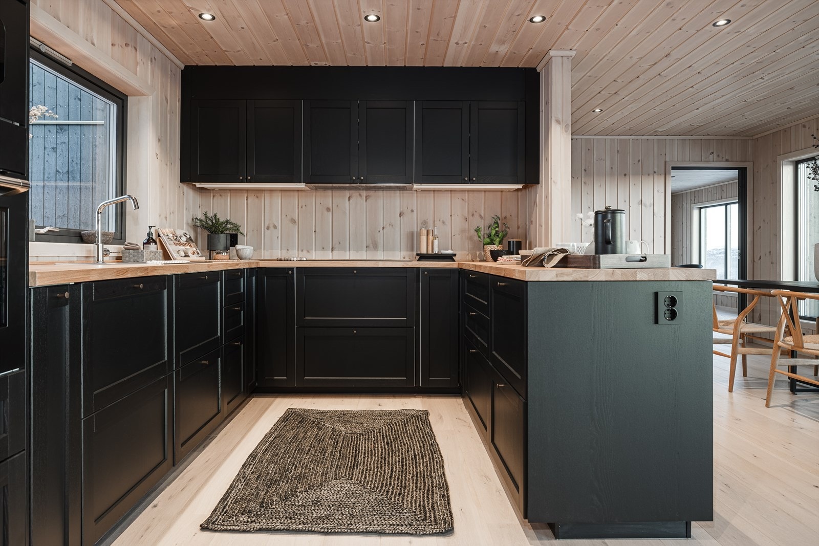 Pent kjøkken med integrerte hvitevarer Galleribilde