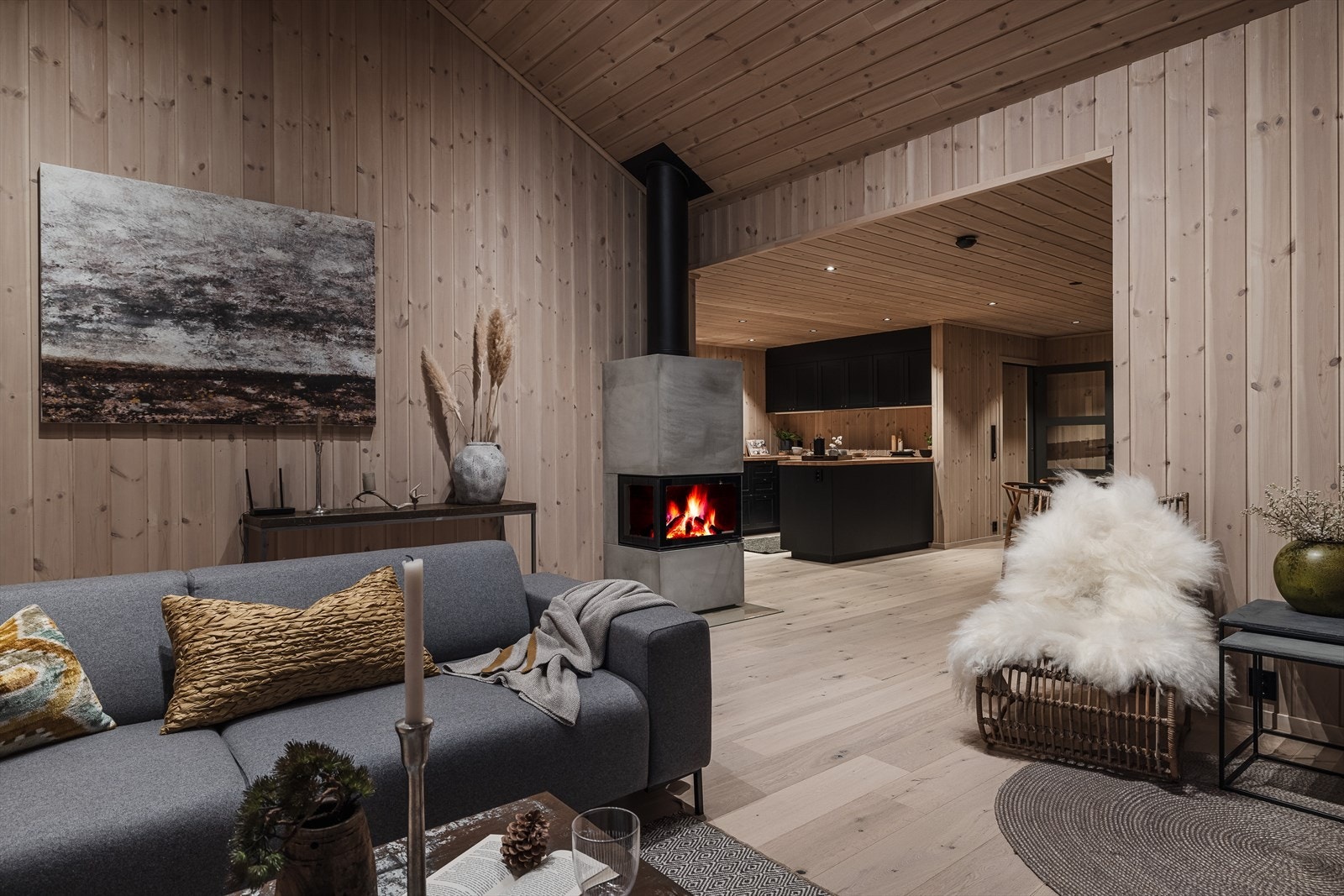 Romslig stue med plass til to store sofaer mot hverandre, eller en stor sofa mot utsikten. Legg merke til dybden i rommet Galleribilde