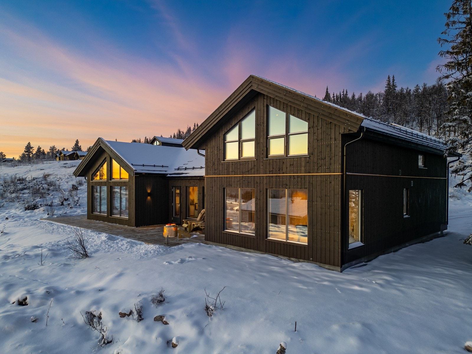 Velkommen til vakre Mykingtoppen - Attraktiv nyoppført h-hytte med gjennomgående høy standard. 3(4) soverom nede og 2 ekstra hemsrom oppe gir rom for stor familie og mange gjester. Ferdig installert varmepumpe med på kjøpet! Galleribilde