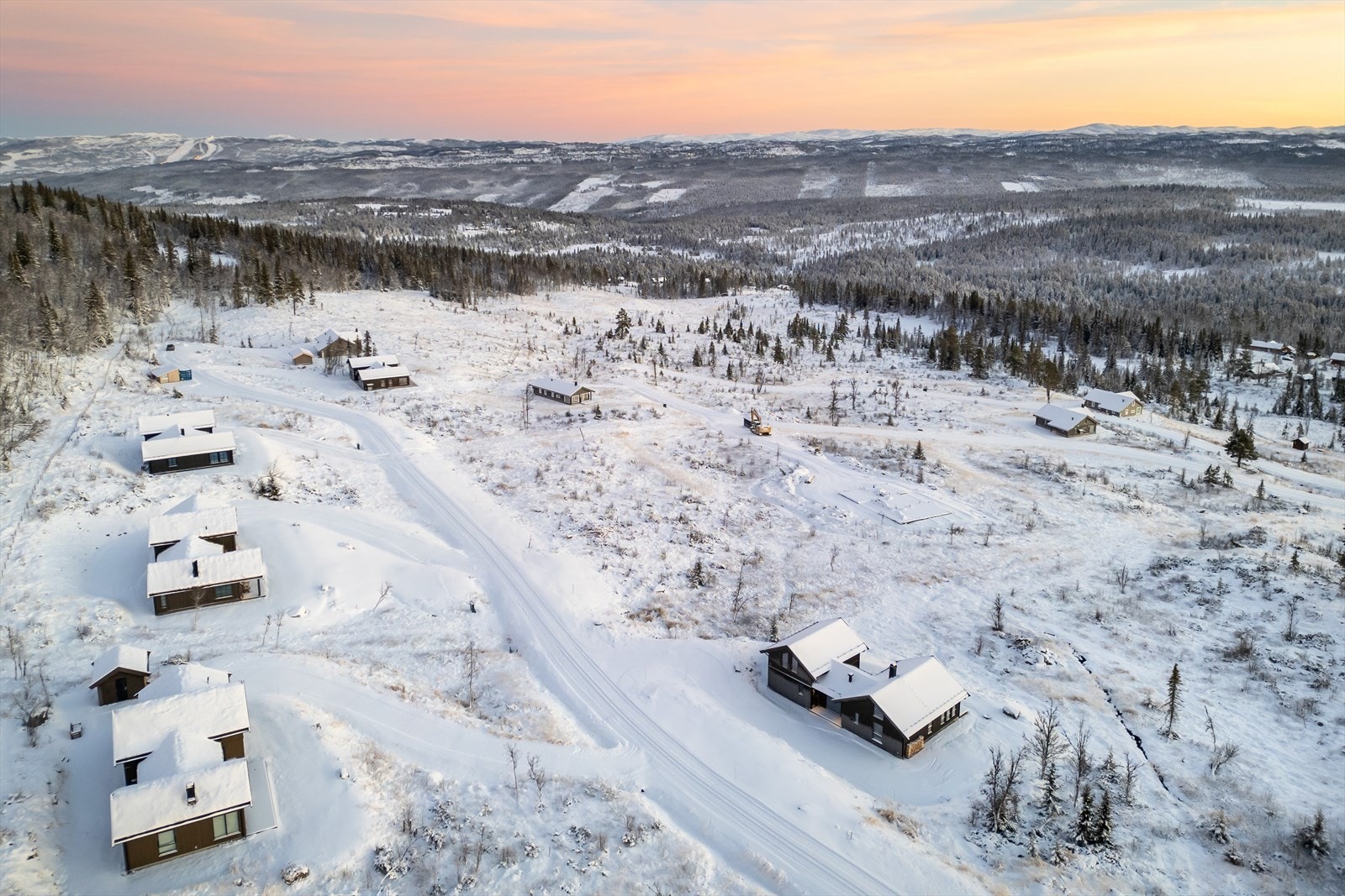 Feltet har en luftig fremtoning med utsikt fra Nesfjellet Alpint(Natten) i øst Galleribilde
