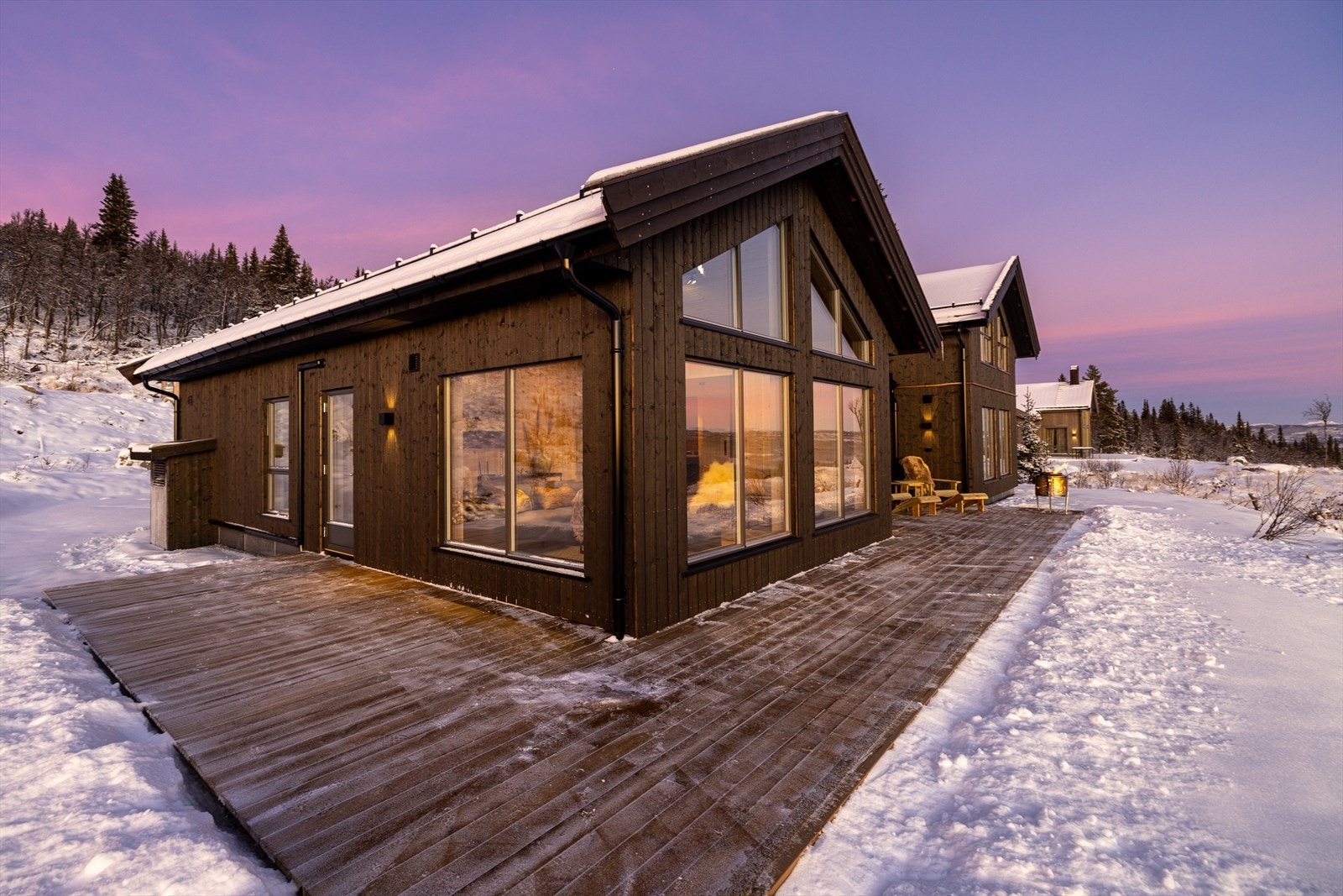 Terrassen strekker seg fra sør mot vest - Medfølger varmepumpe som er satt i et eget hus Galleribilde