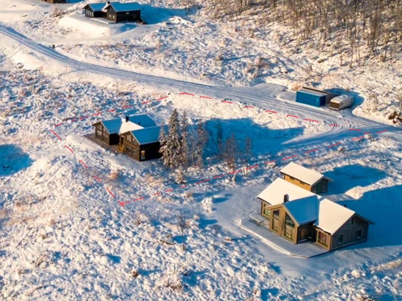 Romslig tomt på 1961 kvm (se stiplet tomtgrense. Dette er ca.) Galleribilde