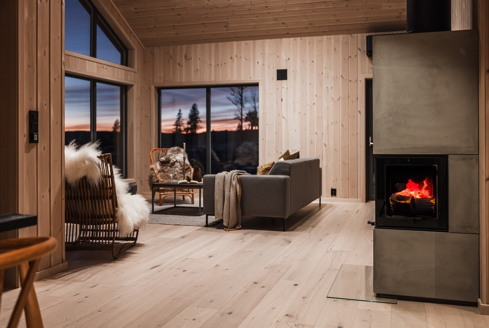 Åpen og sosial planløsning hvor peisen er plassert slik at den syns både fra sofagruppen og spisegruppen Galleribilde