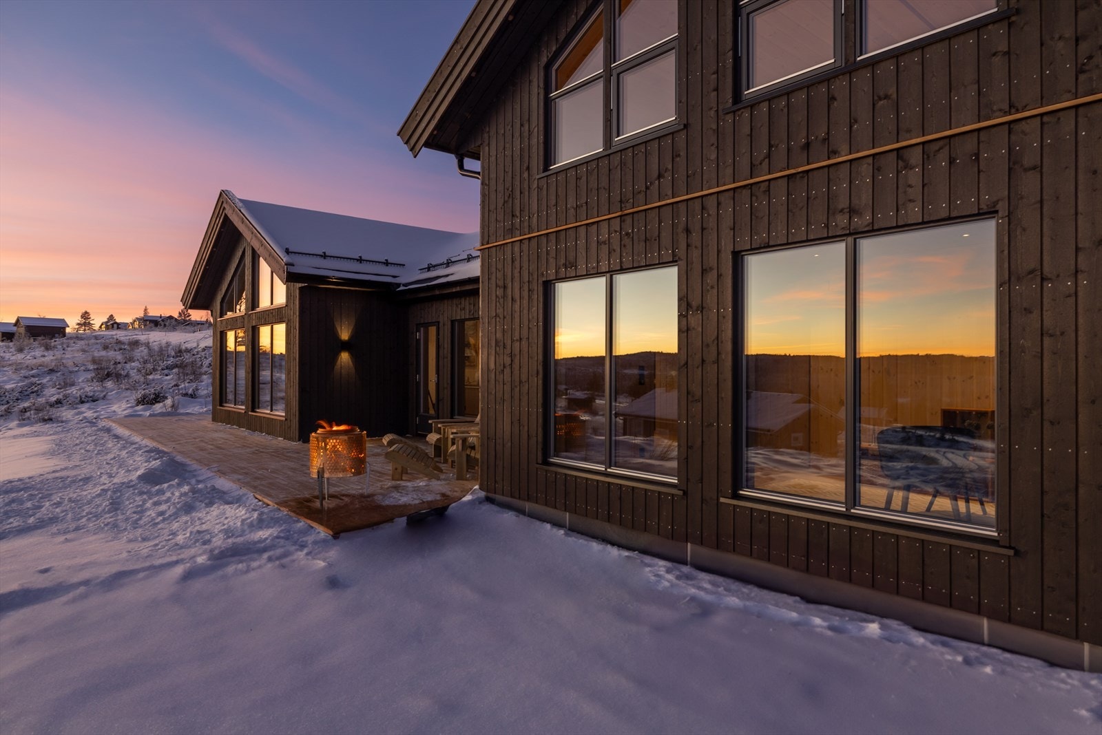 Hytta speiler seg i ettermiddagslyset Galleribilde