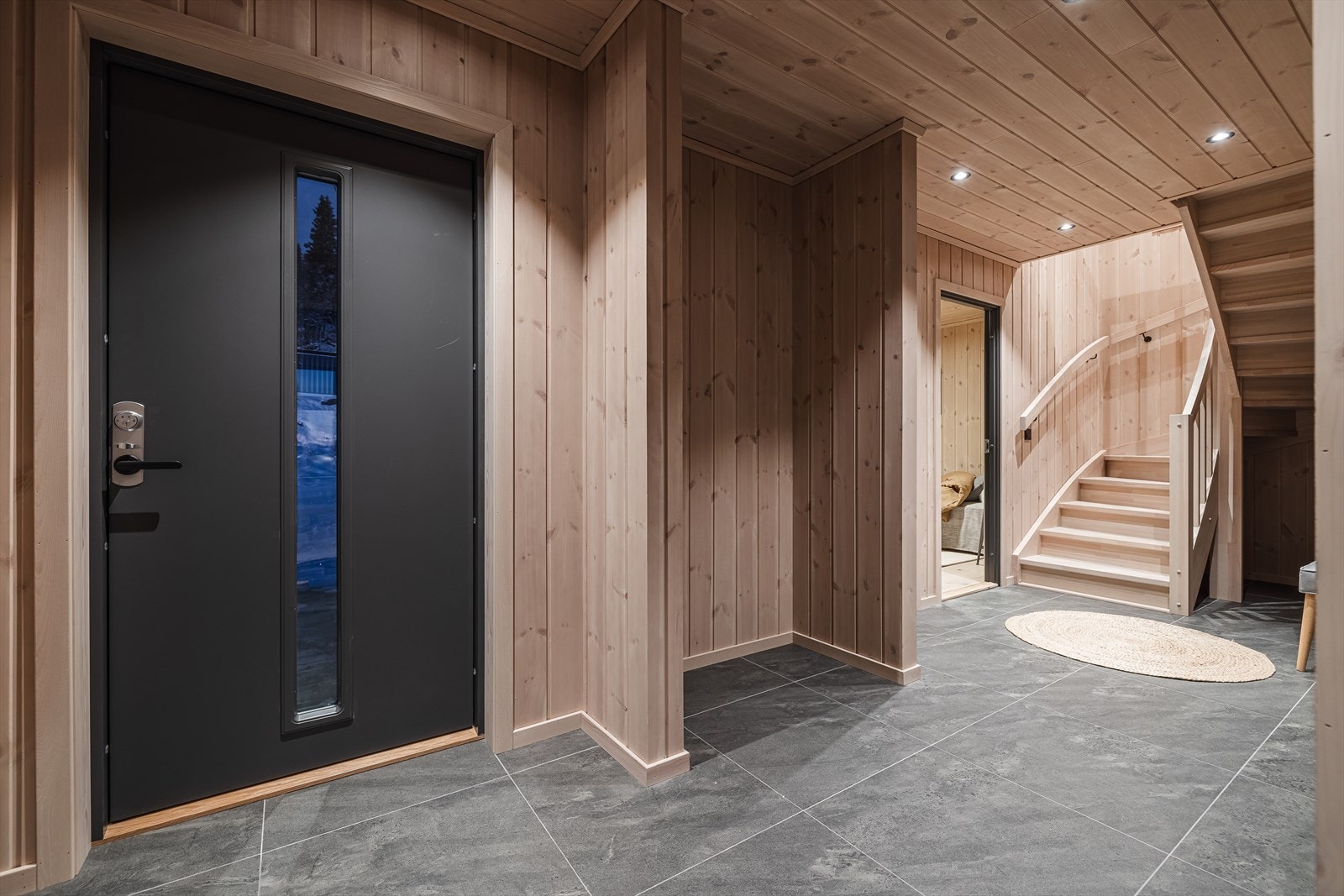 Velkommen inn - Moderne farger i vakre kombinasjon. Varme i flislagte gulv, gang, kjøkken og stue Galleribilde