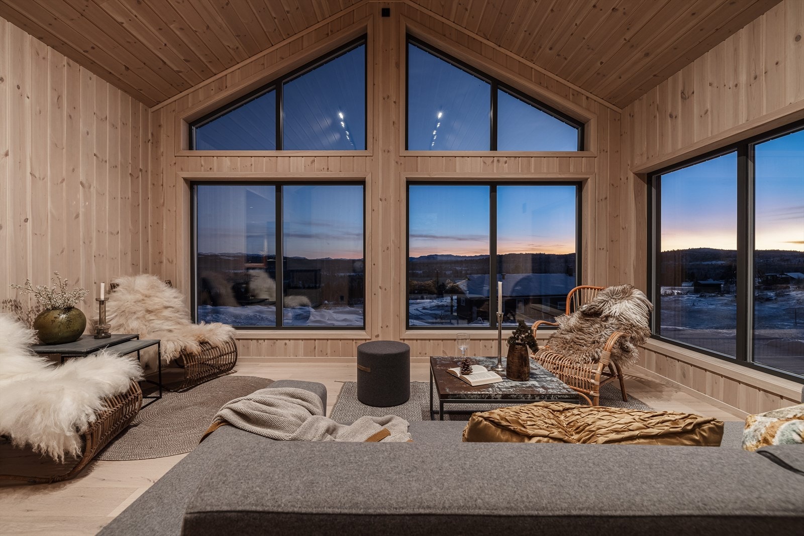 Stuen har en fin vending mot sør med fantastisk utsikt fra Natten via Kvasshøgd, Trommenatten, Åkrefjell, Skrindunatten og Tunhovdalpene. Alt dette ser du fra hytta Galleribilde