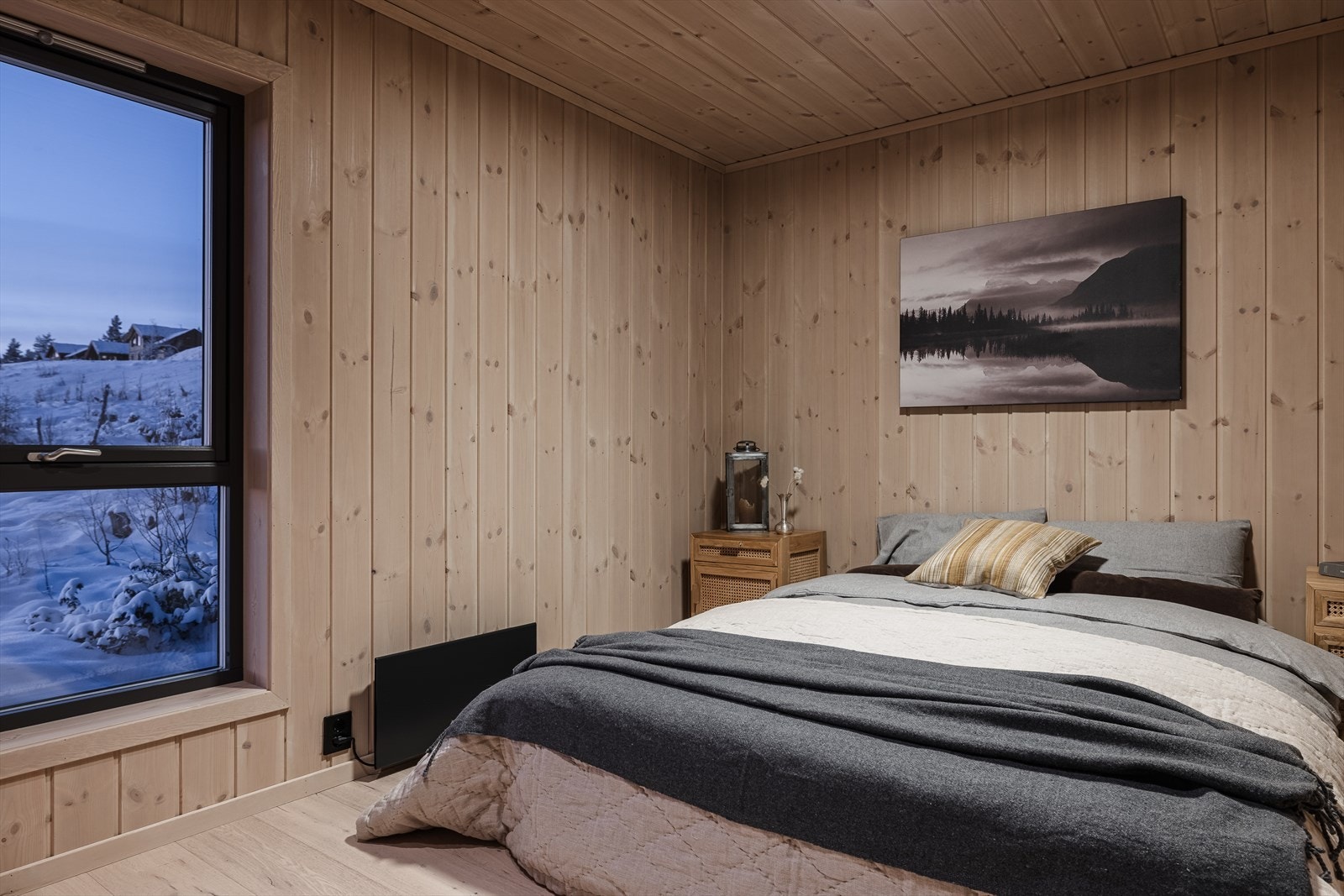 Mastersoverom med plass til stor dobbeltseng Galleribilde