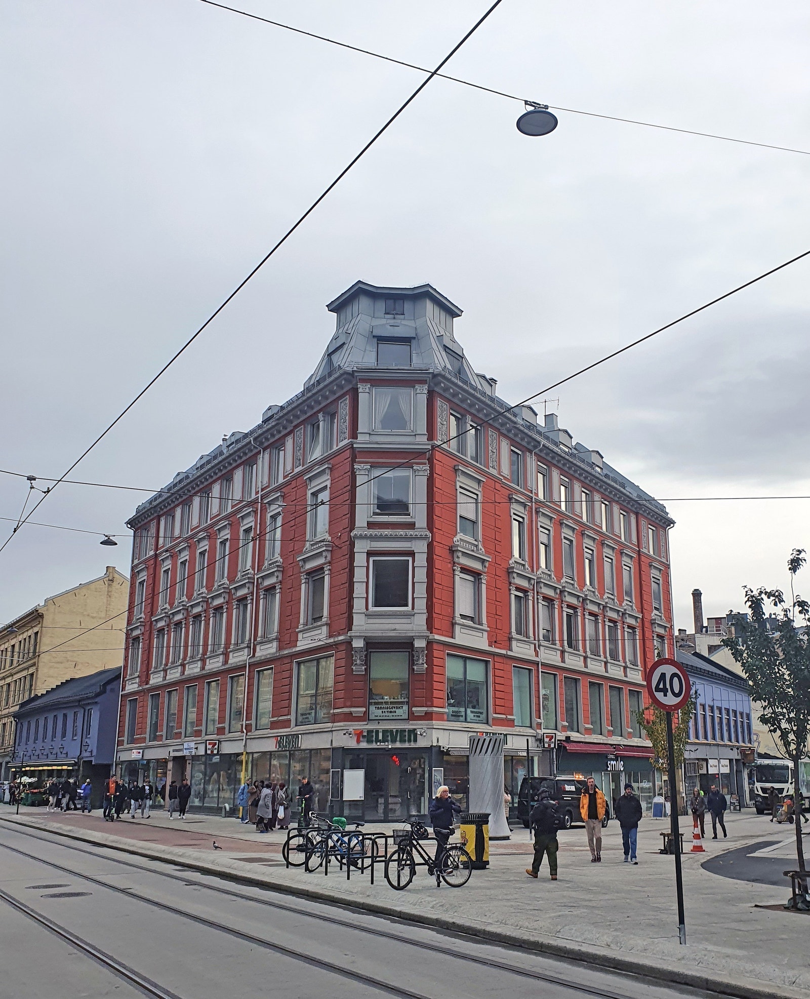 Eiendommen ligger svært sentralt til på hjørnet av Storgata og Brugata Galleribilde