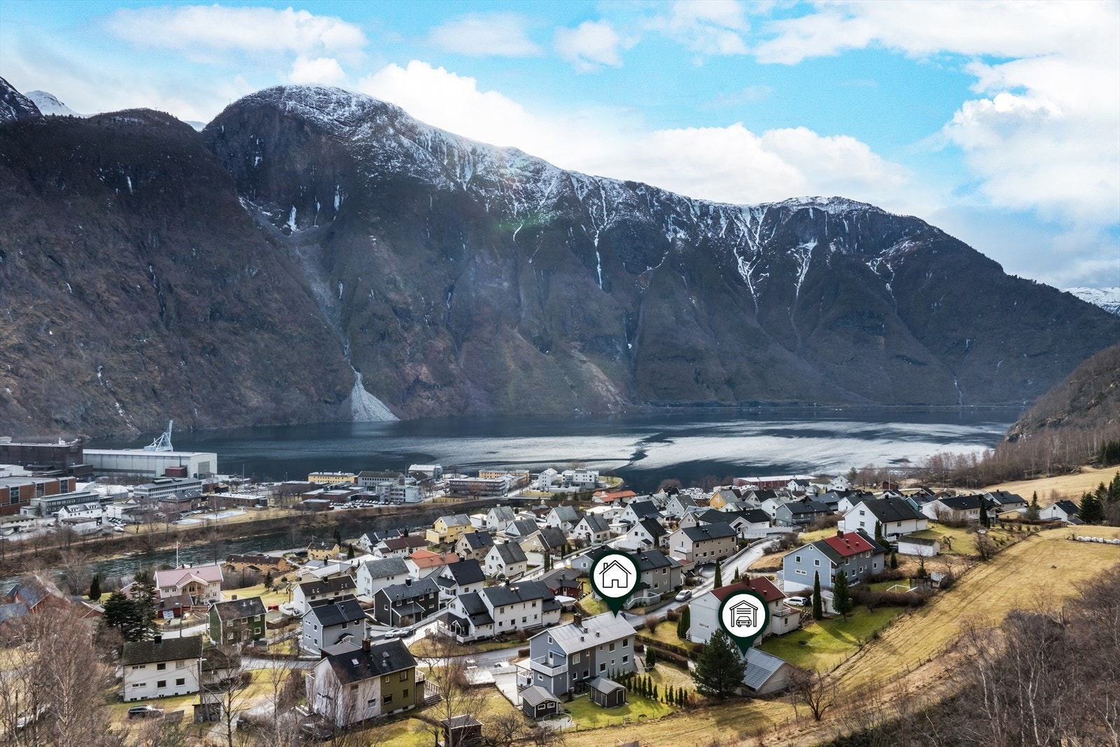 Stor halvpart av tomannsbustad med garasje. Galleribilde