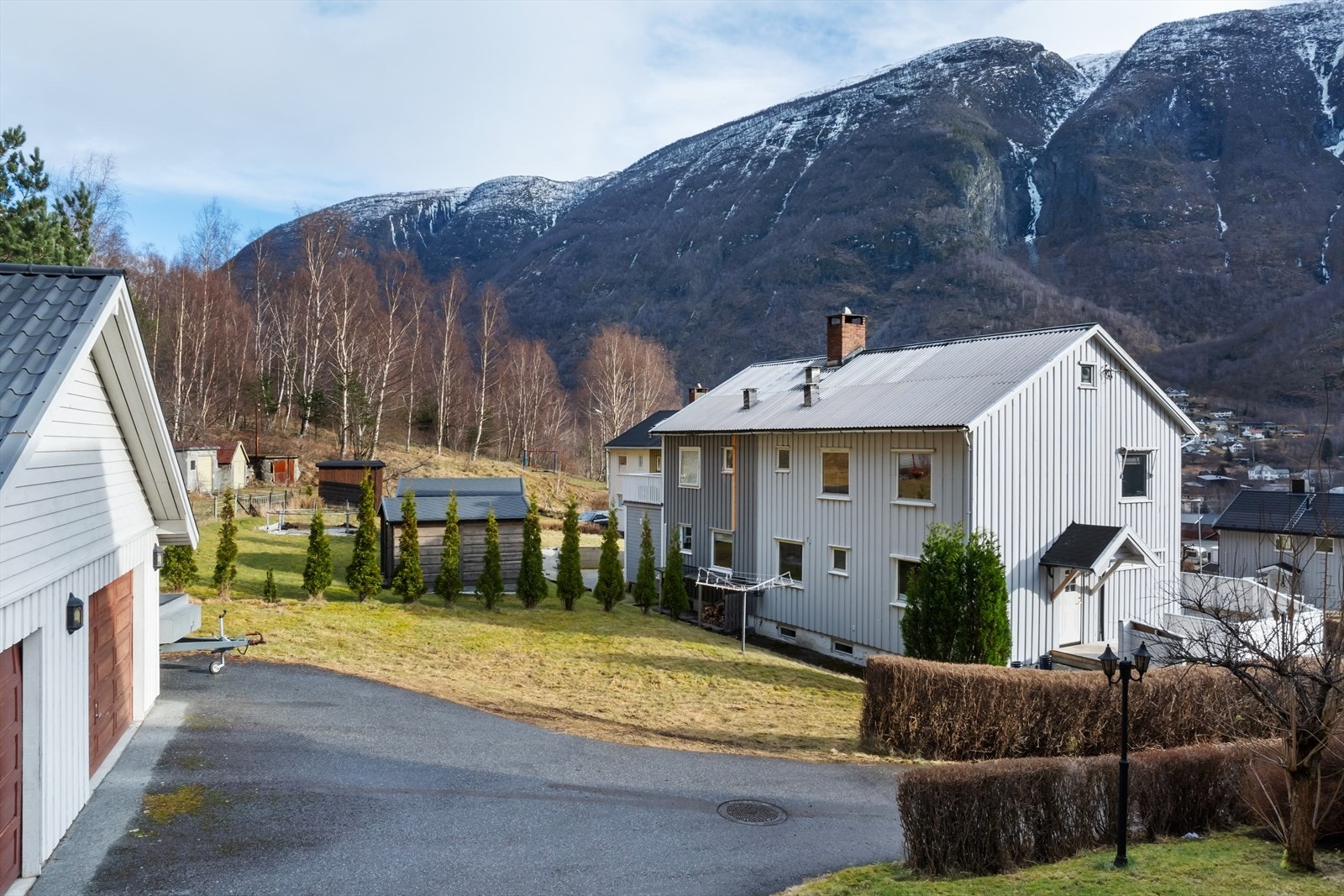Opparbeida utområde omkring bustaden og asfaltert tun. Galleribilde