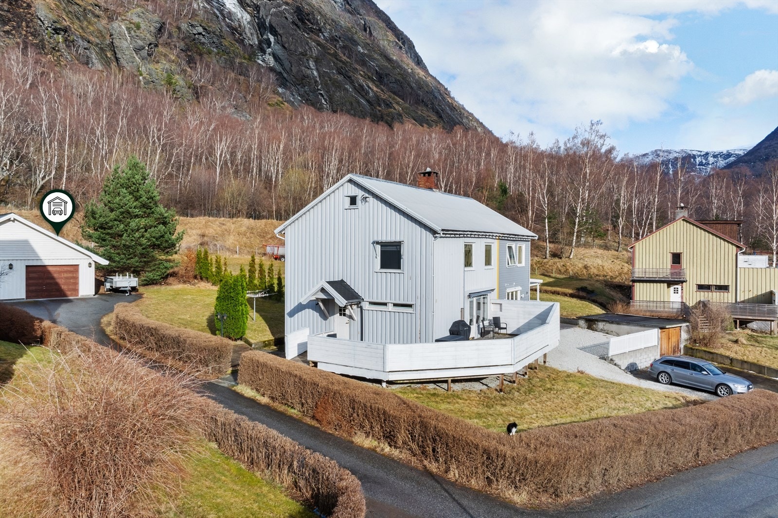 Eigen garasjeplass i felles garasje med nabo. Galleribilde