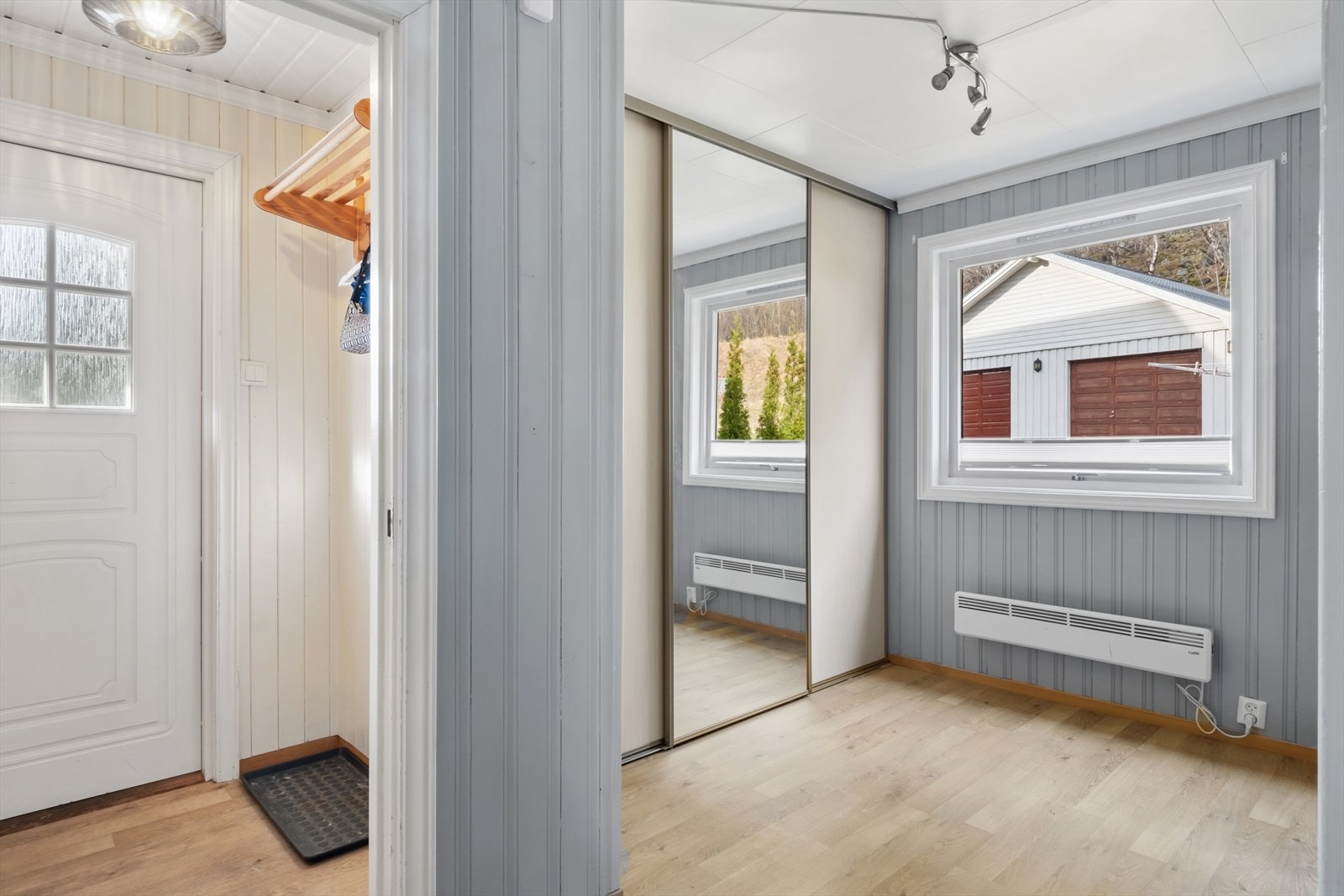 Velkommen inn! Entre og gang med god garderobe. Galleribilde