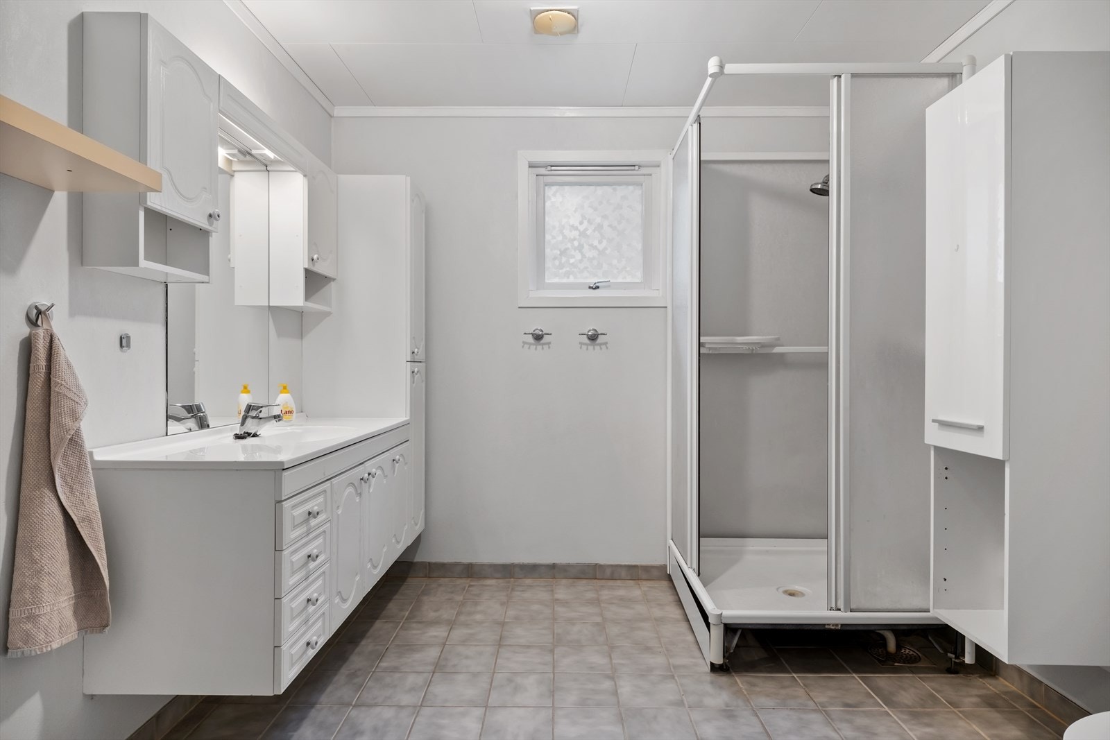 Bad i andre etasje er utstyrt med toalett, dusjkabinett og nedfelt servant med oppbevaring. Galleribilde