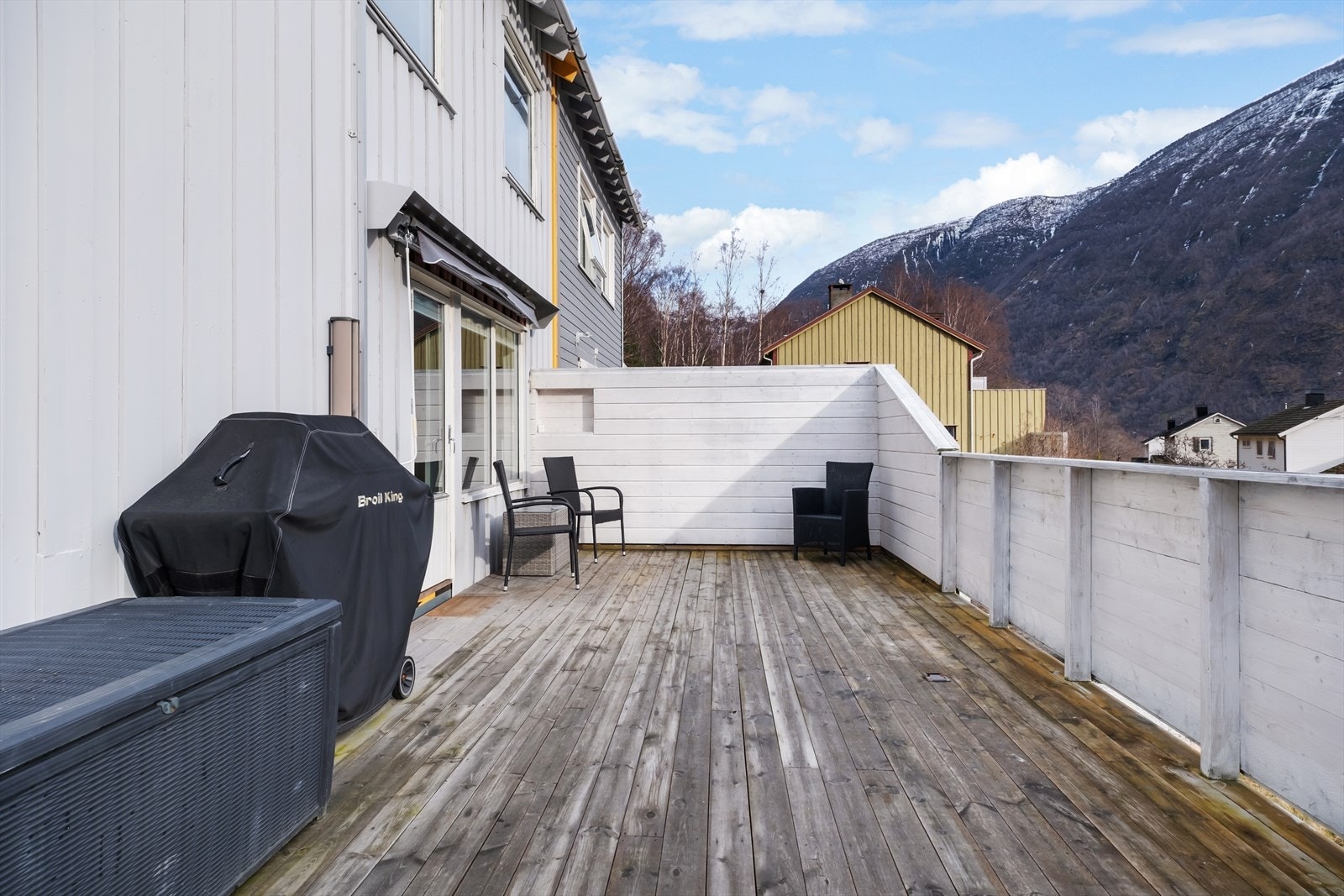 Stor veranda med lite innsyn Galleribilde