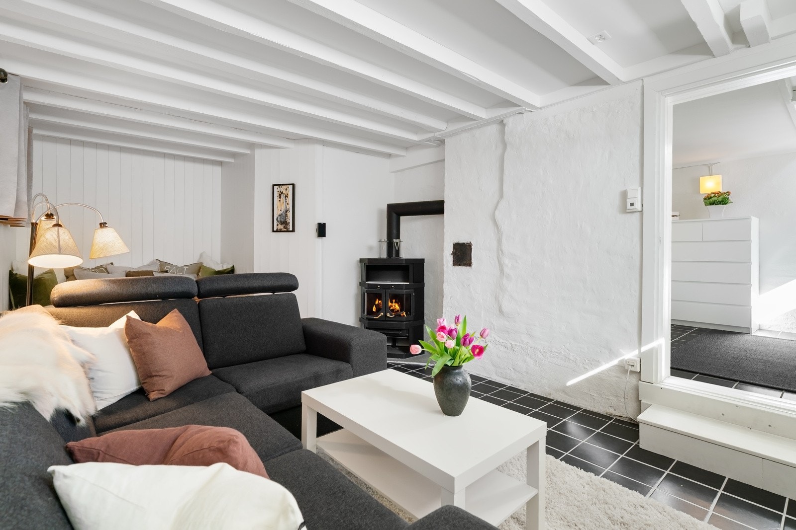 Varmekabler i gulv og koselig vedovn Galleribilde