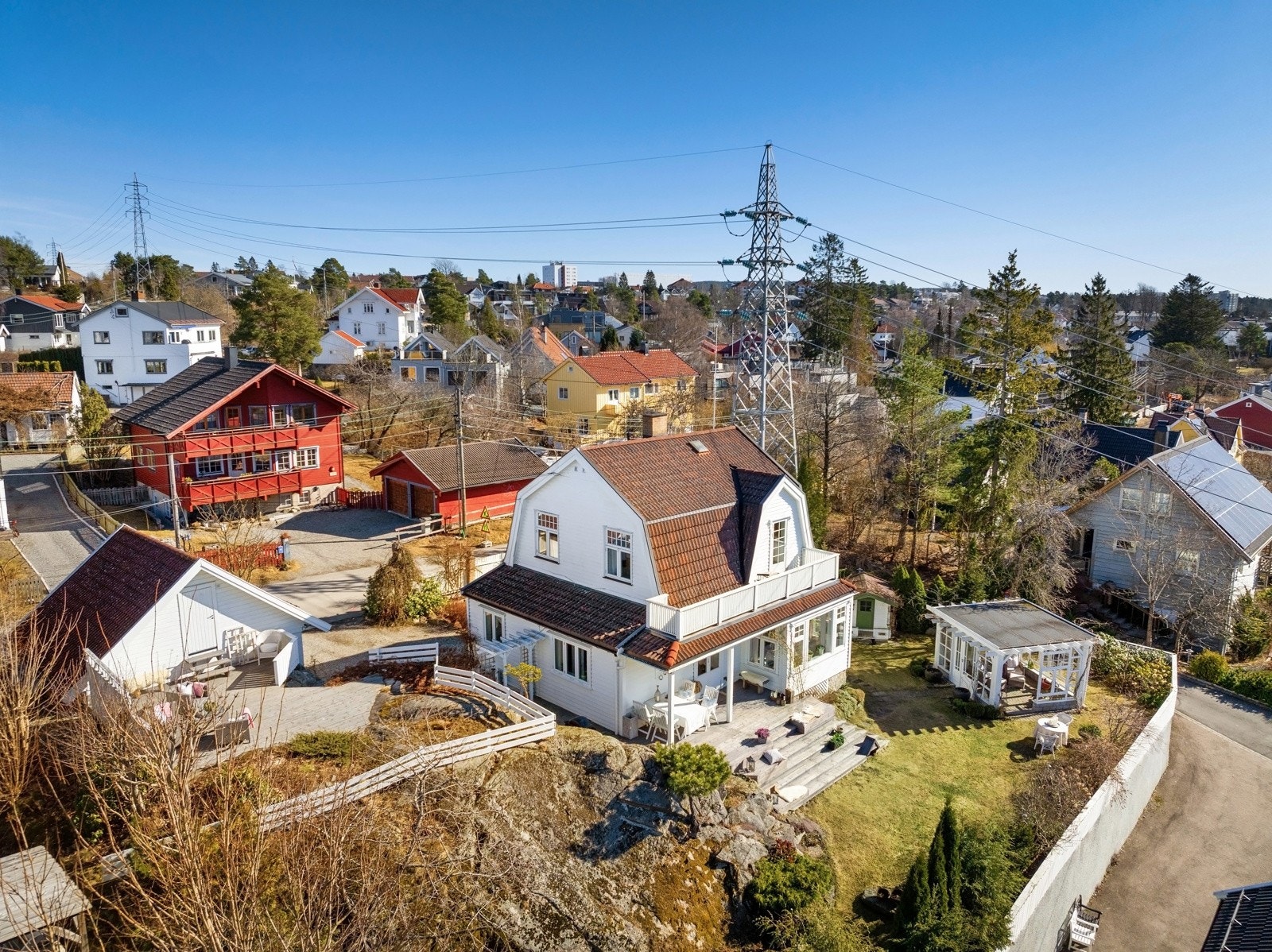 Det foreligger konkrete planer fra kommunen for å legge høyspentledningen under bakken, se prospekt for informasjon Galleribilde