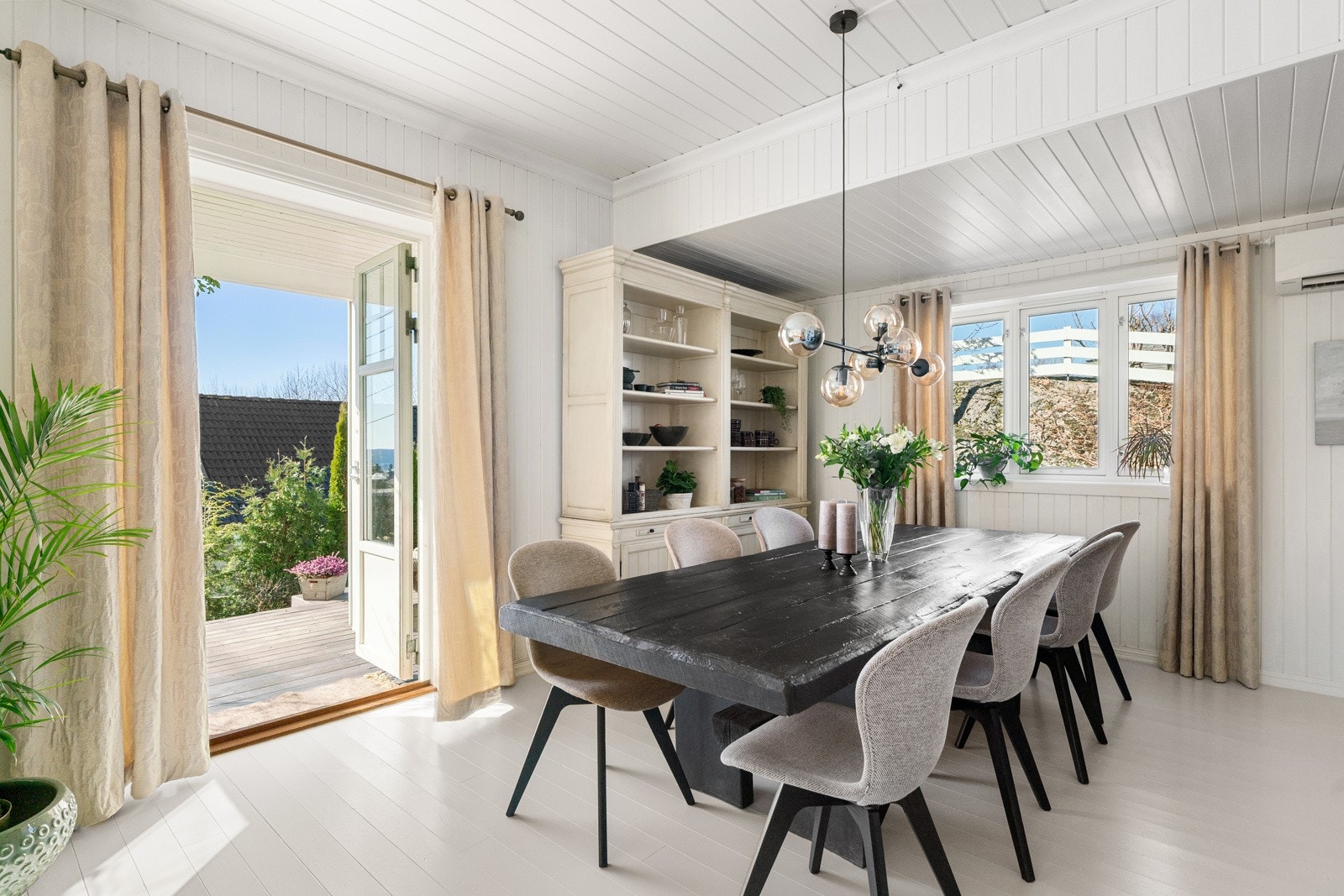 Spisestuen med utgang til terrassen Galleribilde