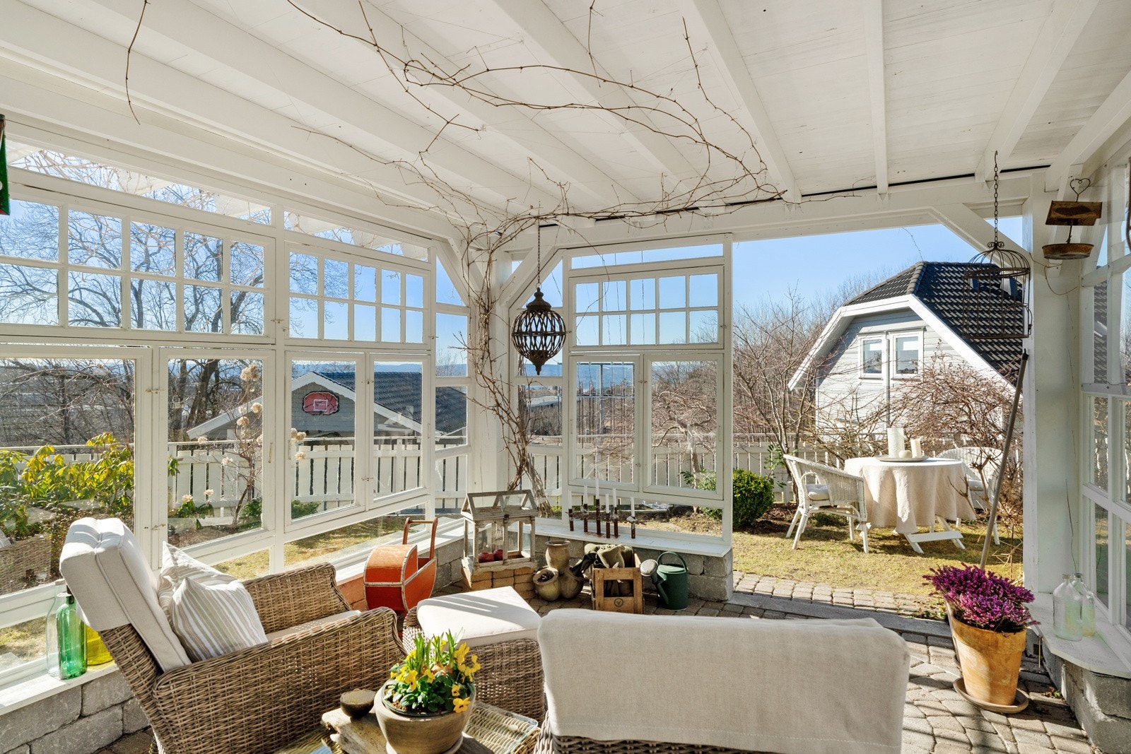 Sommerstuen er bygget opp med store lysflater og gulvet belagt med brostein Galleribilde