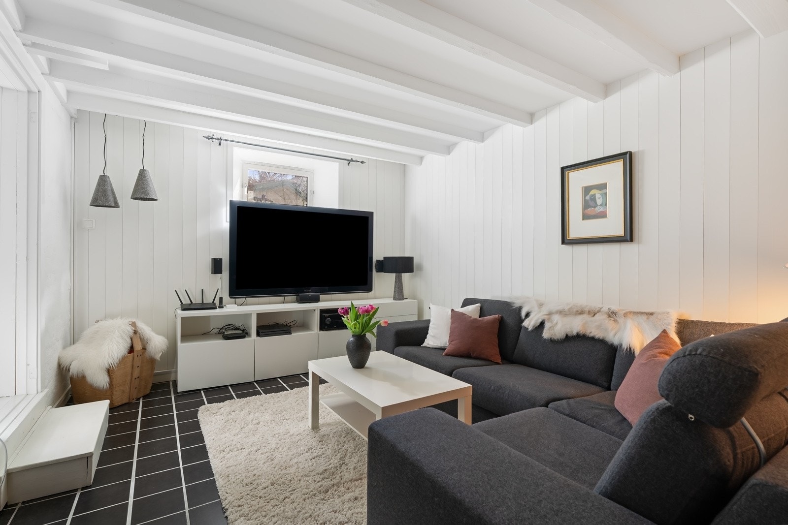 Kjellerrommet har vært brukt til ekstra tv-stue og gjesterom Galleribilde