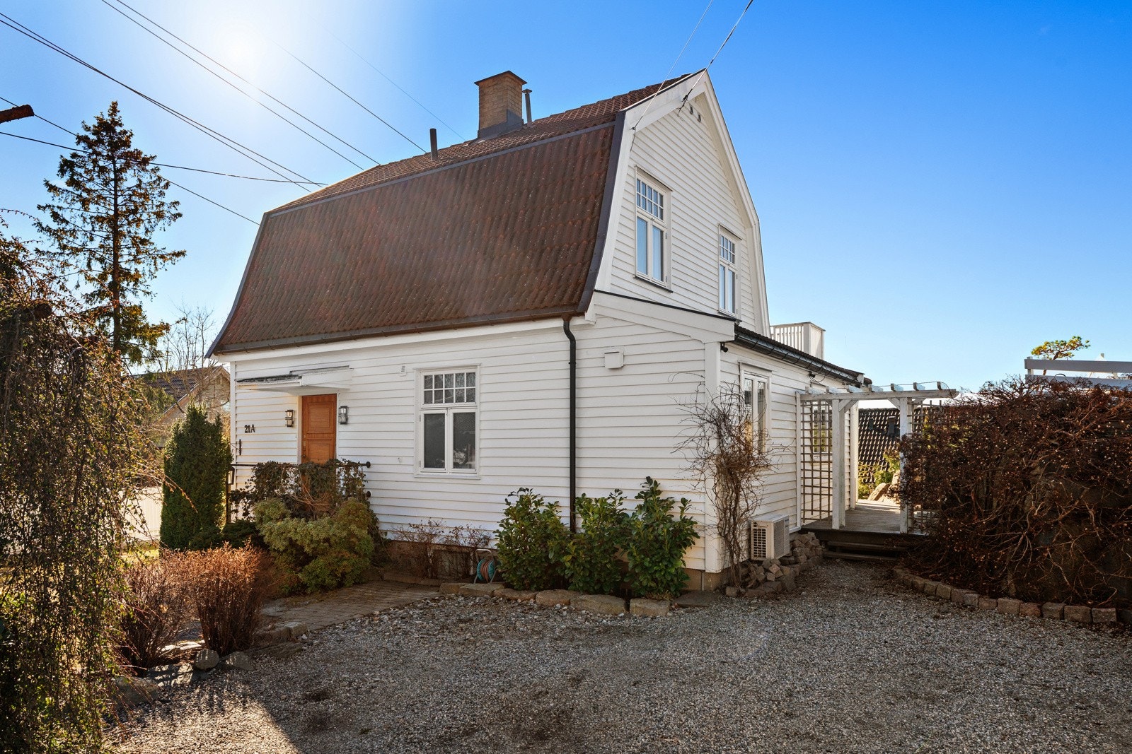 Klassisk enebolig med gårdsplass Galleribilde