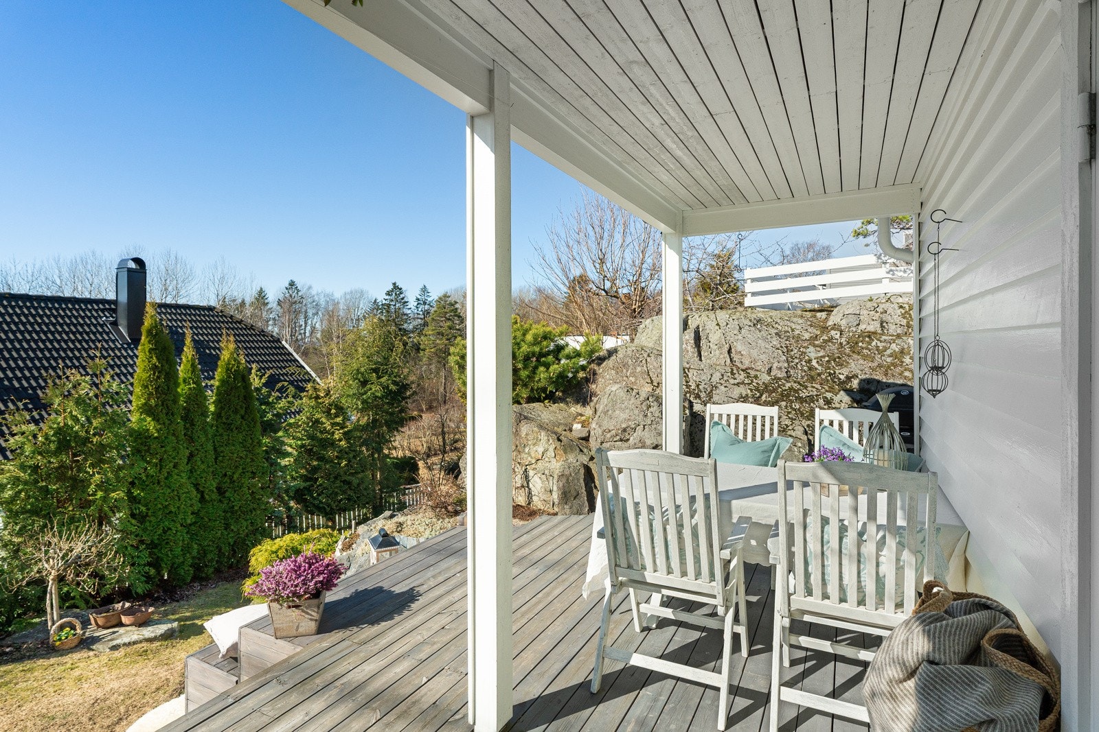 Vestvendt terrasse med adkomst fra stuen er på 26 kvm og er delvis overbygget Galleribilde