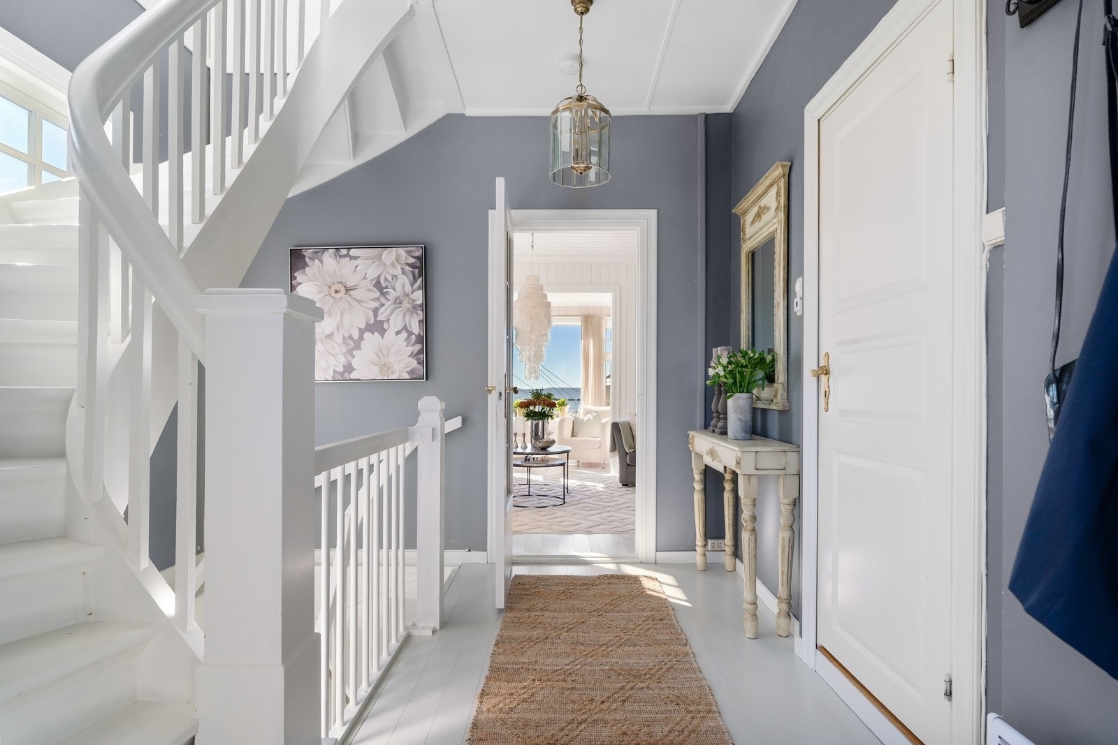 Koselig inngangsparti og trappegang Galleribilde