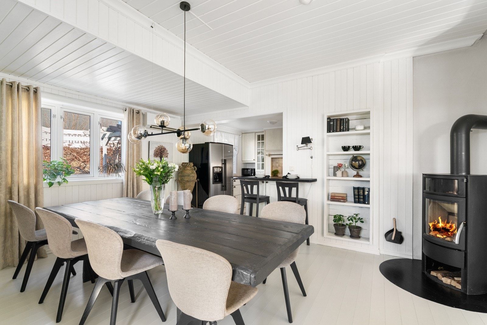 Koselig vedovn ved spisestuen Galleribilde