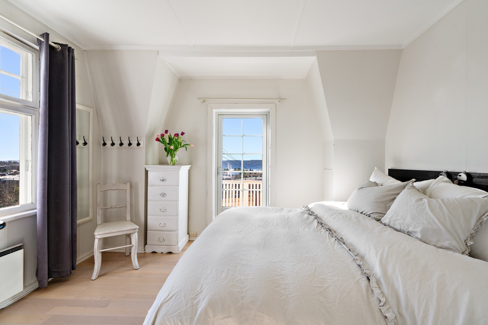 Hoversoverommet er romslig og lyst Galleribilde