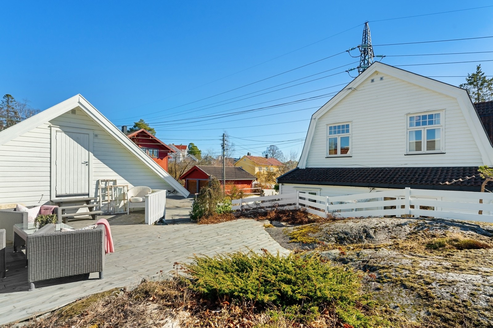 Loftet over garasjen har egen adkomst Galleribilde