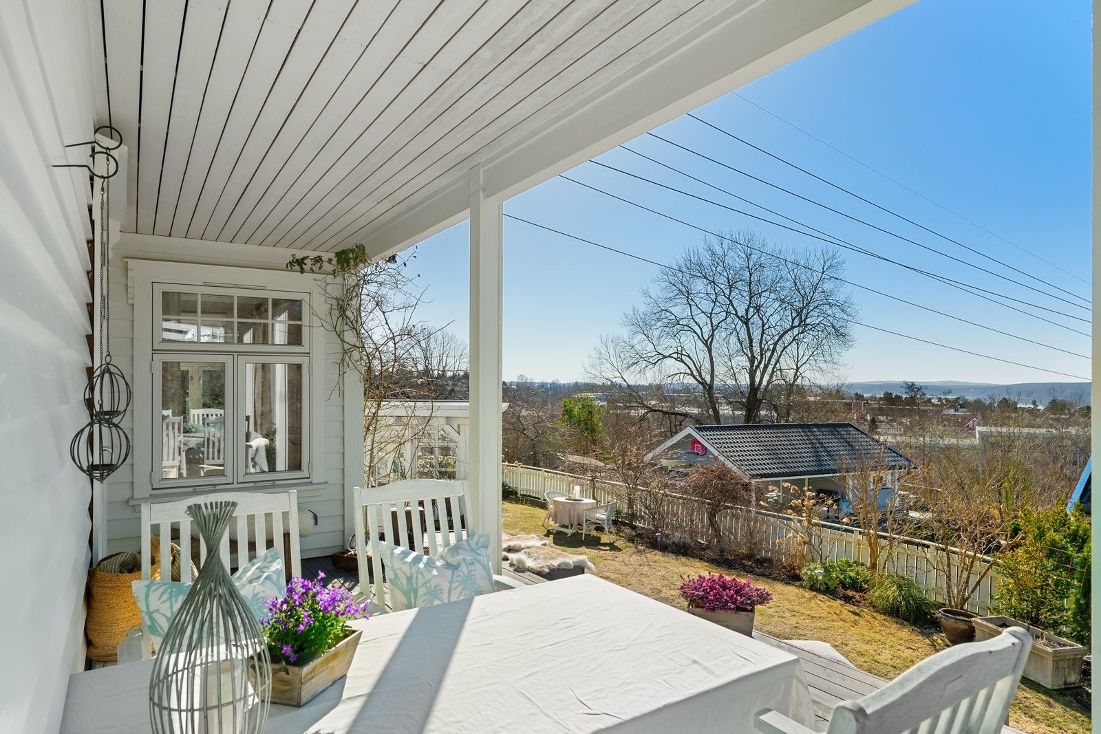 Det er fint utsyn fra terrassen og ingen innsyn Galleribilde