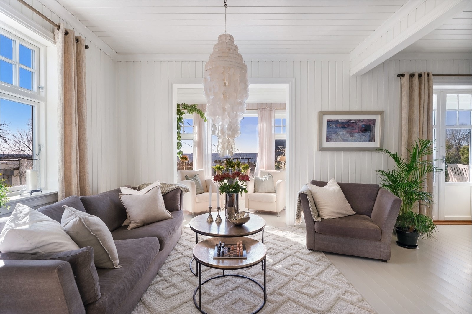 Stuen har flere soner. Vinduene mot syd og vest gir fint lys inn. Galleribilde